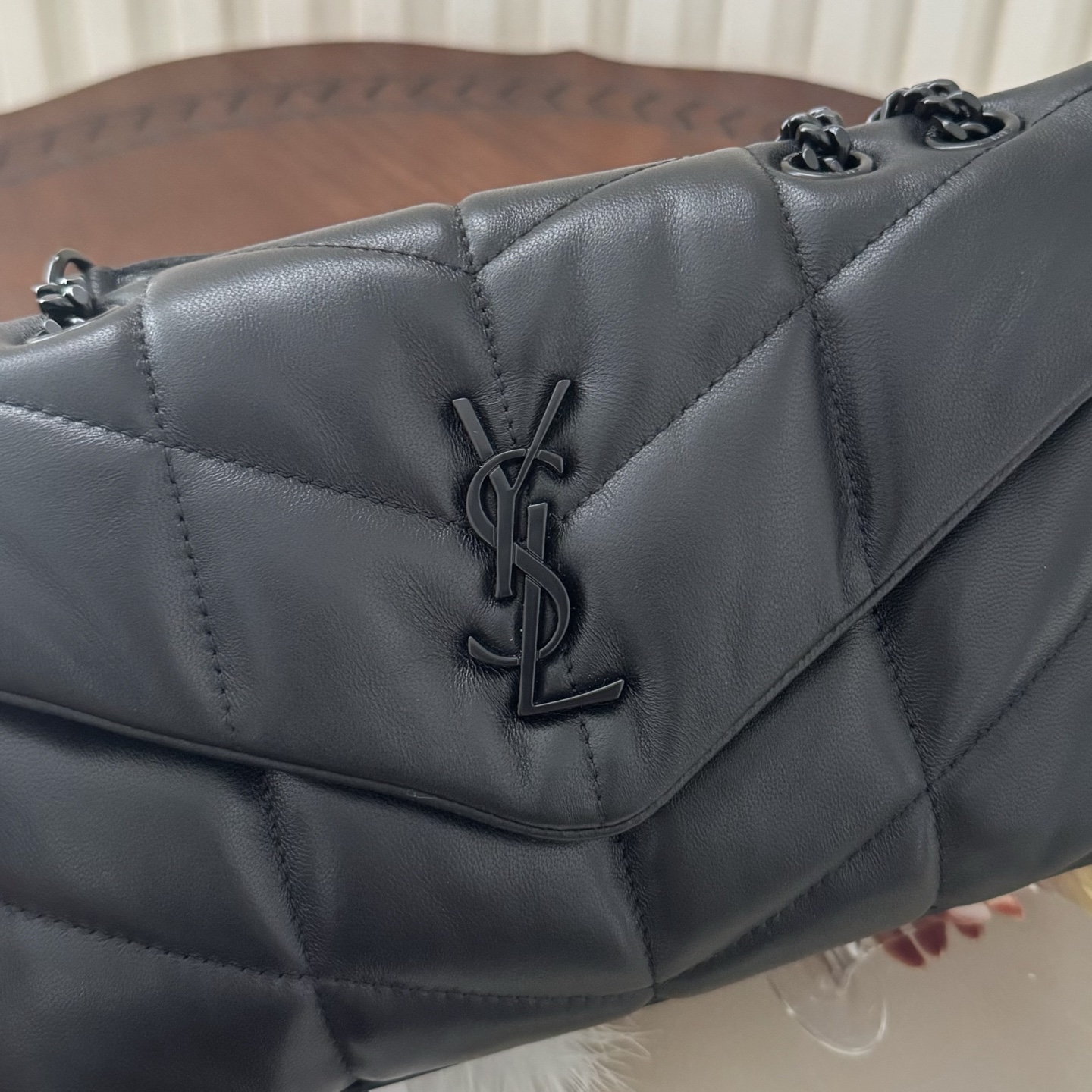 LOULOU PUFFER迷你号升级双链条款！延用了柔软细腻的小羊皮，罗缎衬里，V形绗缝和滑动链条肩带，