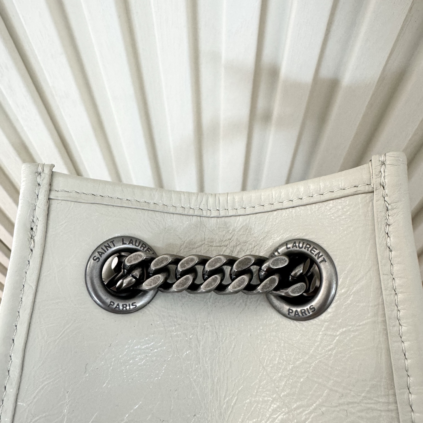 全套包装！Niki shopping bag，延续Niki风格采用抓皱油蜡原厂牛皮及logo使用真皮包裹