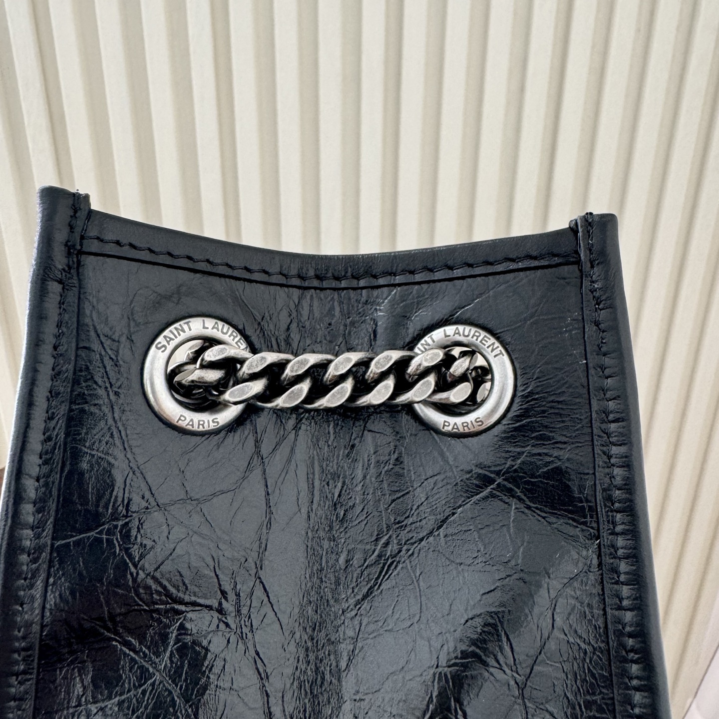 全套包装！Niki shopping bag，延续Niki风格采用抓皱油蜡原厂牛皮及logo使用真皮包裹