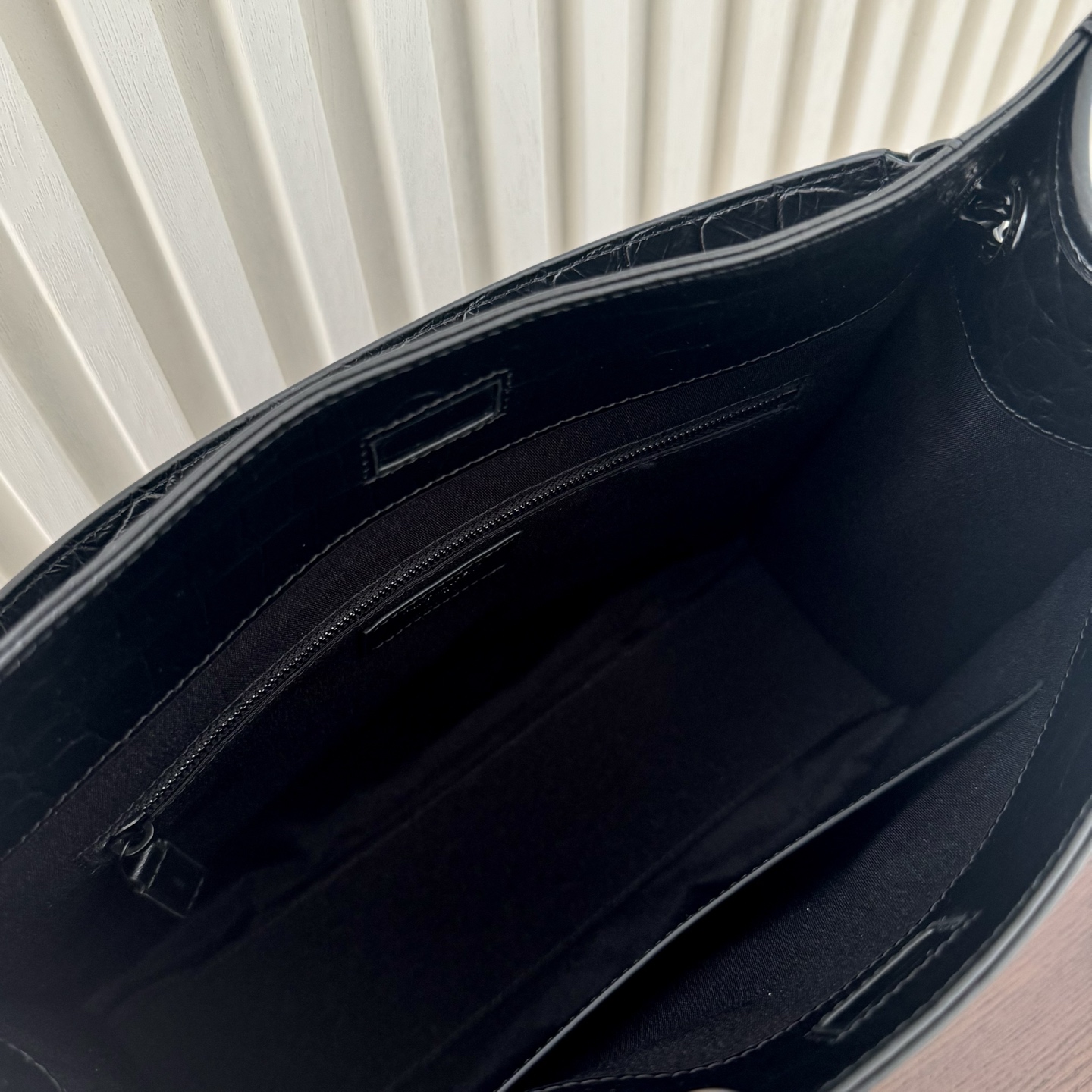 全套包装！Niki shopping bag，延续Niki风格采用原厂牛皮压鳄鱼纹及logo使用真皮包裹