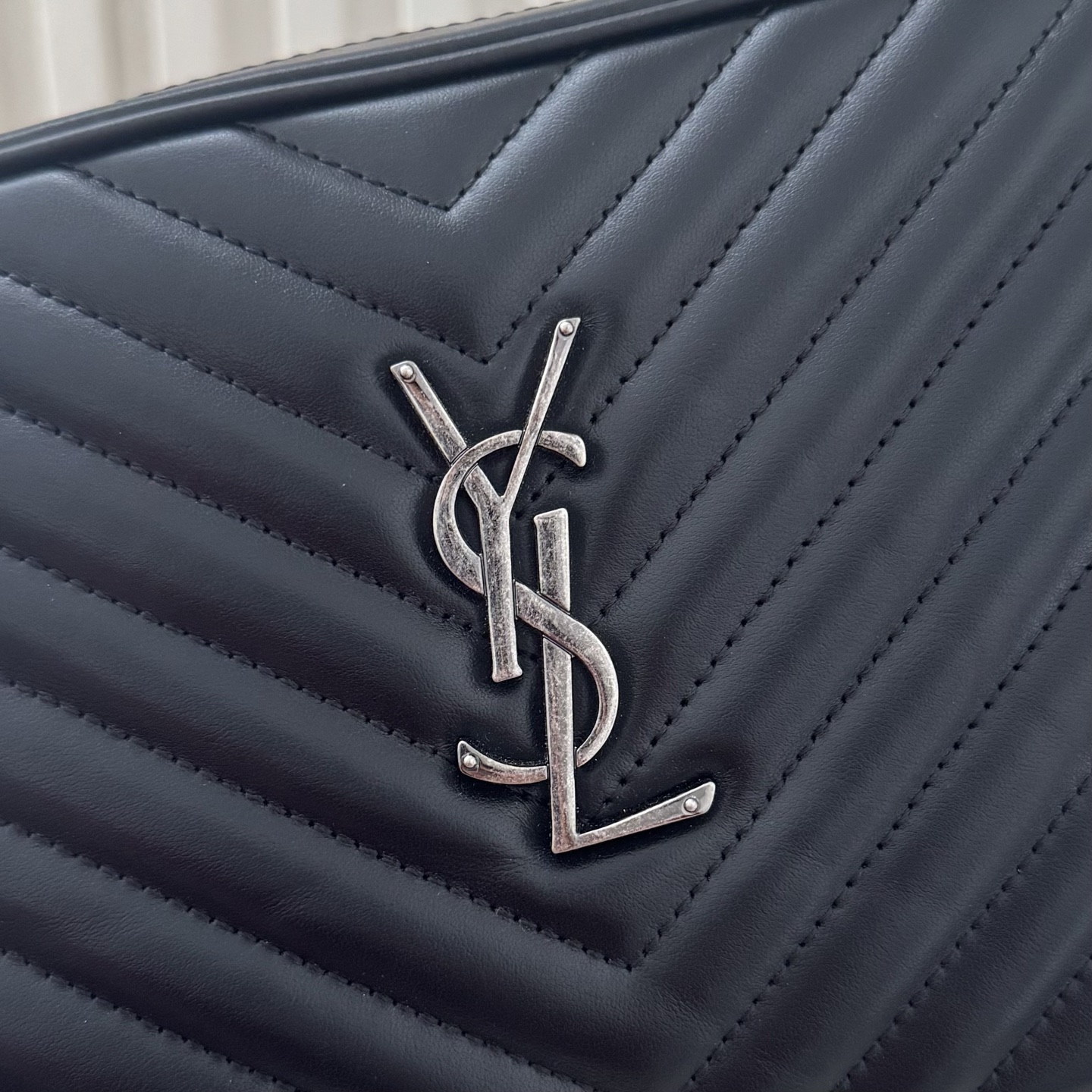 全套包装！LOU相机包，这款包包超级能装，足够空间存放物品，流苏的设计增加了包包的时尚感，肩带可以调节。