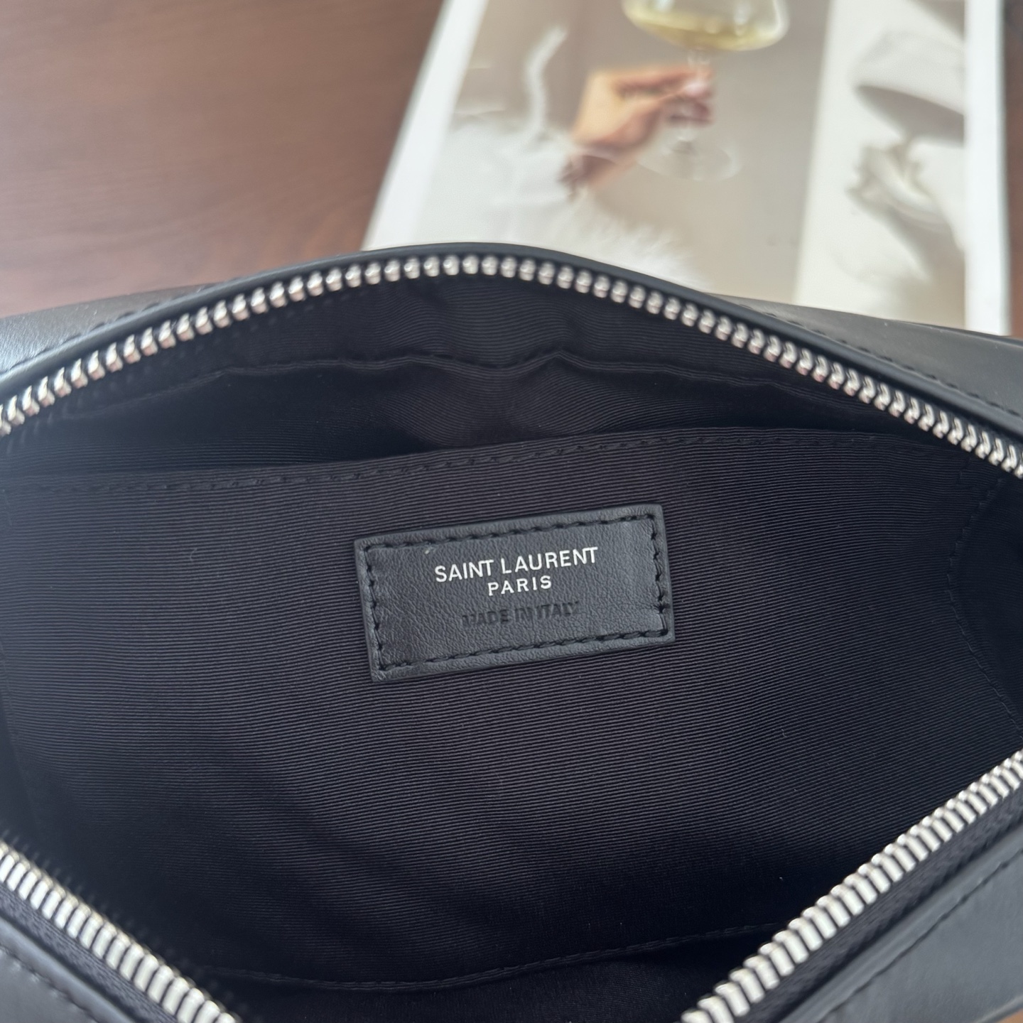 全套包装！LOU相机包，这款包包超级能装，足够空间存放物品，流苏的设计增加了包包的时尚感，肩带可以调节。