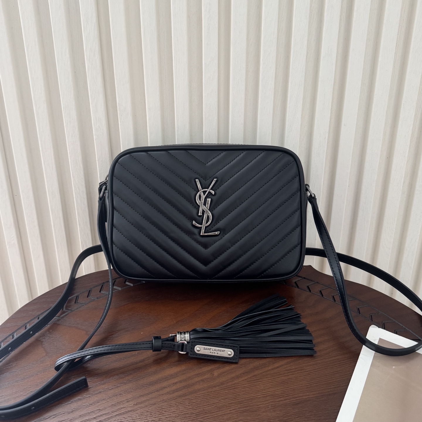 全套包装！LOU相机包，这款包包超级能装，足够空间存放物品，流苏的设计增加了包包的时尚感，肩带可以调节。