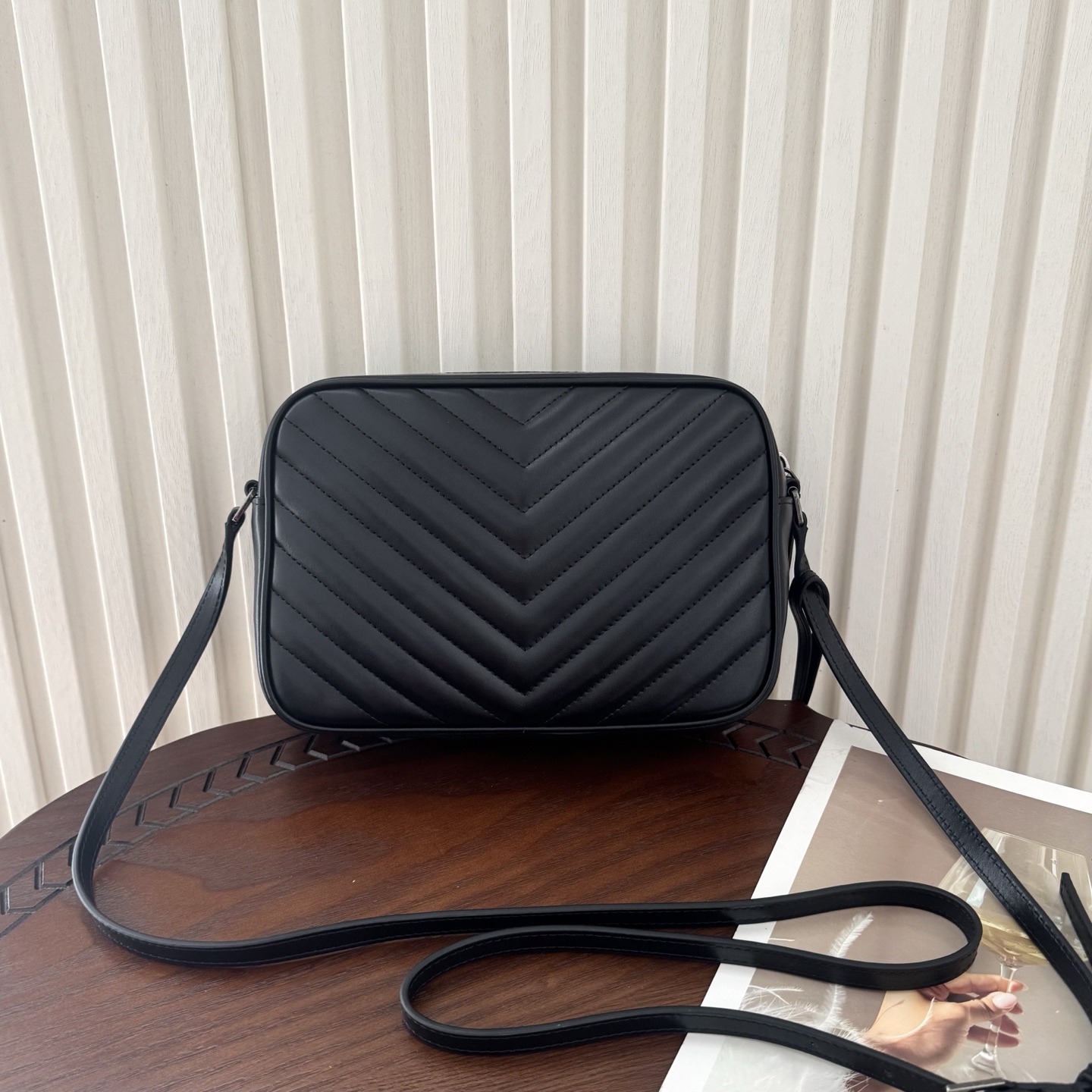 全套包装！LOU相机包，这款包包超级能装，足够空间存放物品，流苏的设计增加了包包的时尚感，肩带可以调节。