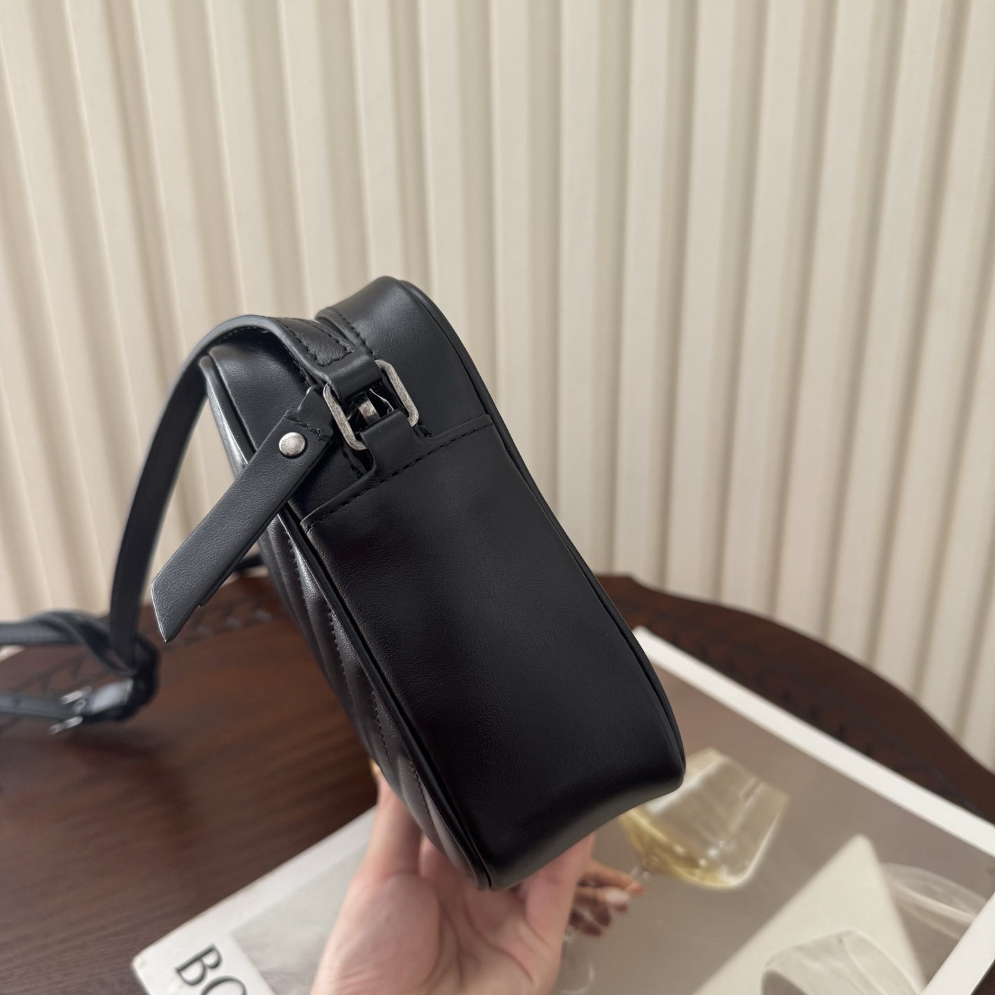 全套包装！LOU相机包，这款包包超级能装，足够空间存放物品，流苏的设计增加了包包的时尚感，肩带可以调节。