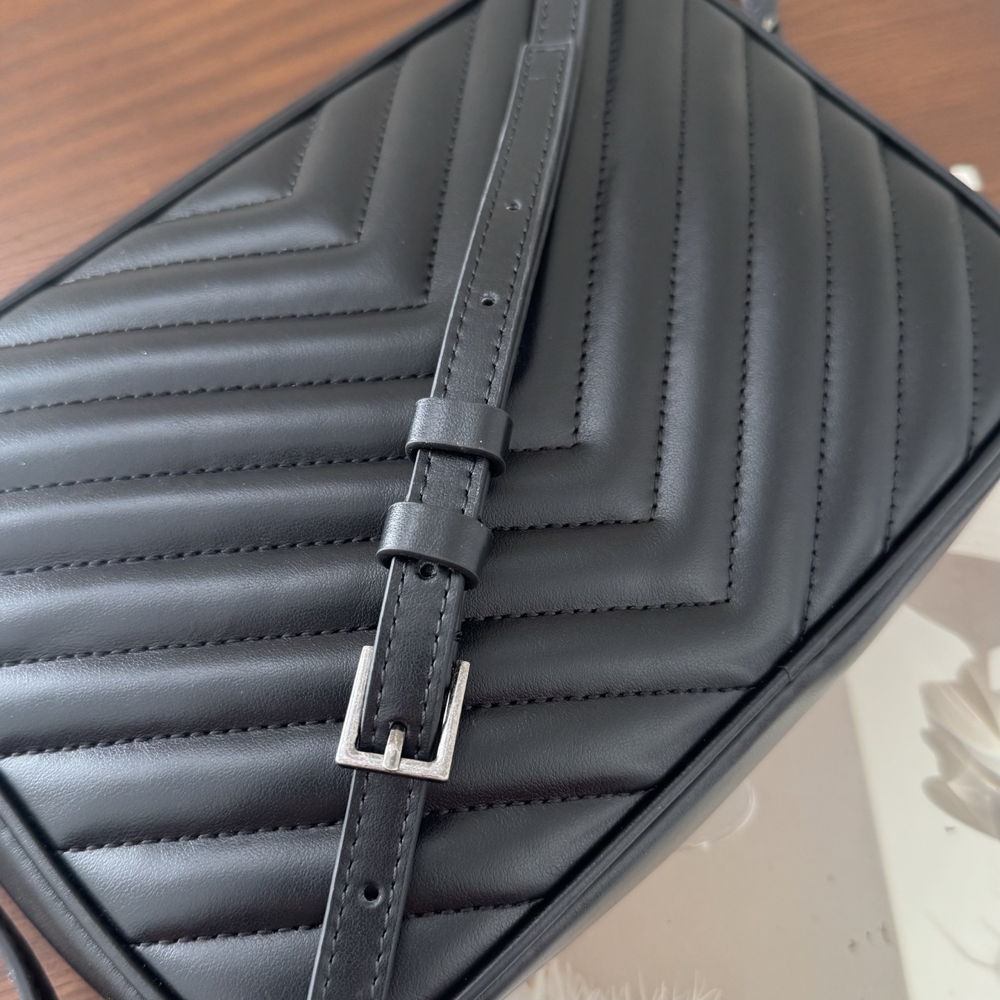 全套包装！LOU相机包，这款包包超级能装，足够空间存放物品，流苏的设计增加了包包的时尚感，肩带可以调节。