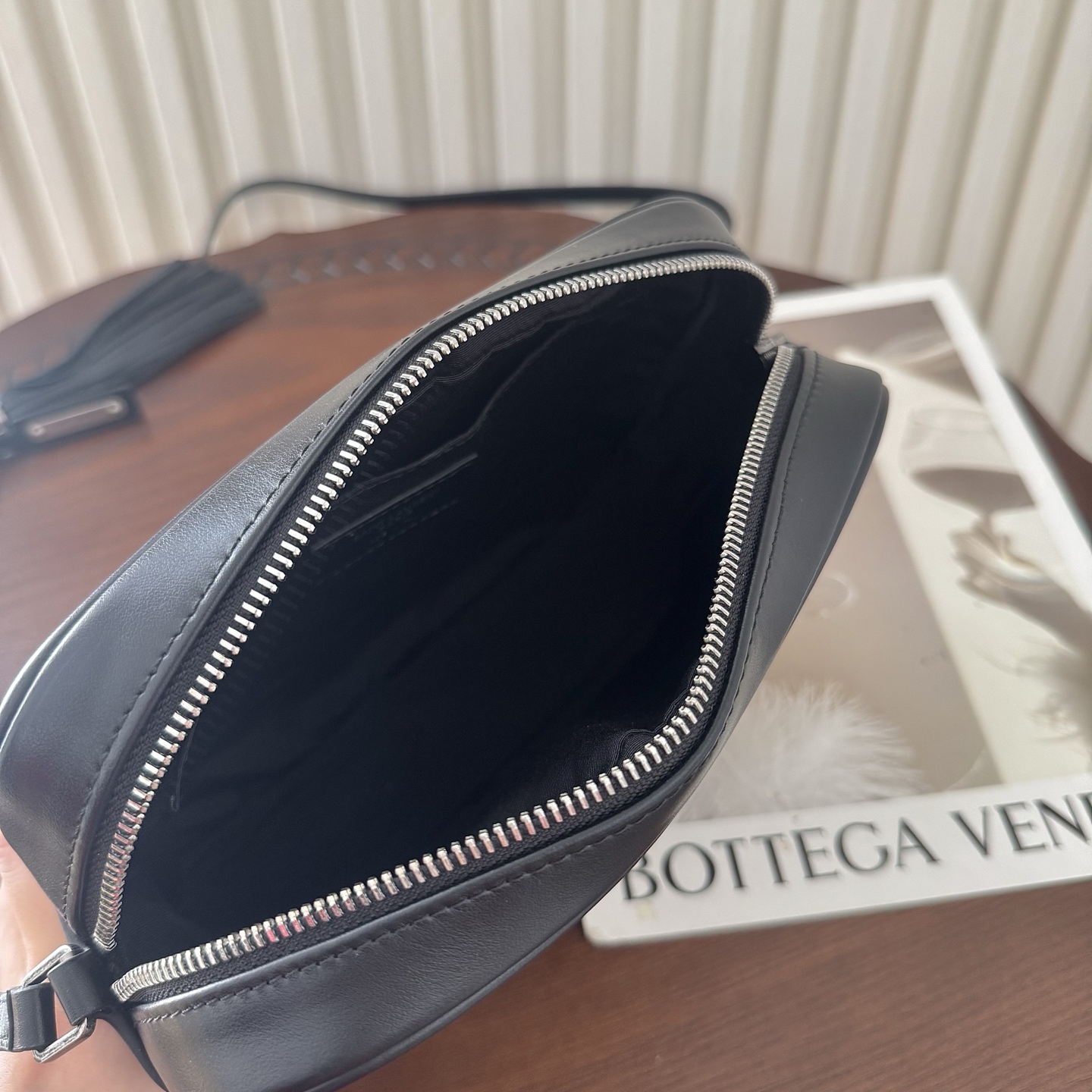 全套包装！LOU相机包，这款包包超级能装，足够空间存放物品，流苏的设计增加了包包的时尚感，肩带可以调节。