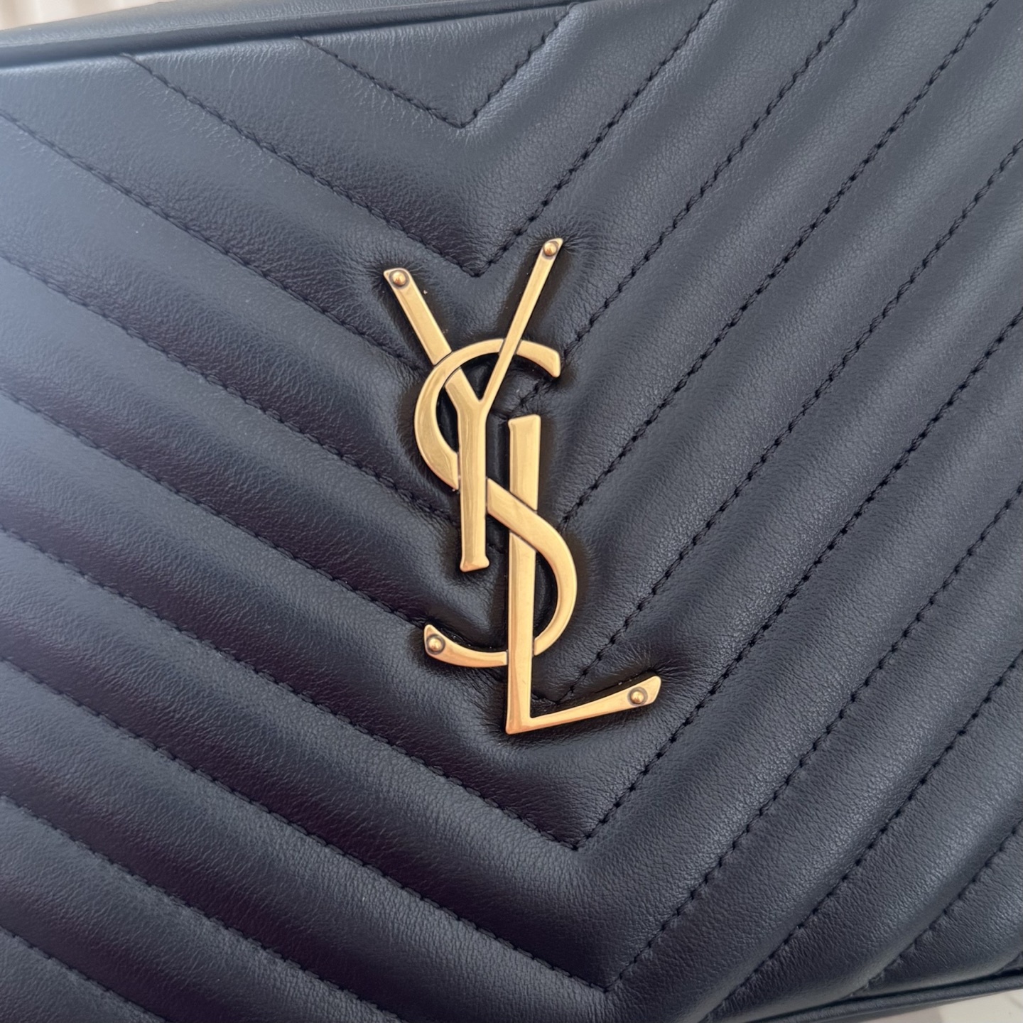 全套包装！LOU相机包，这款包包超级能装，足够空间存放物品，流苏的设计增加了包包的时尚感，肩带可以调节。