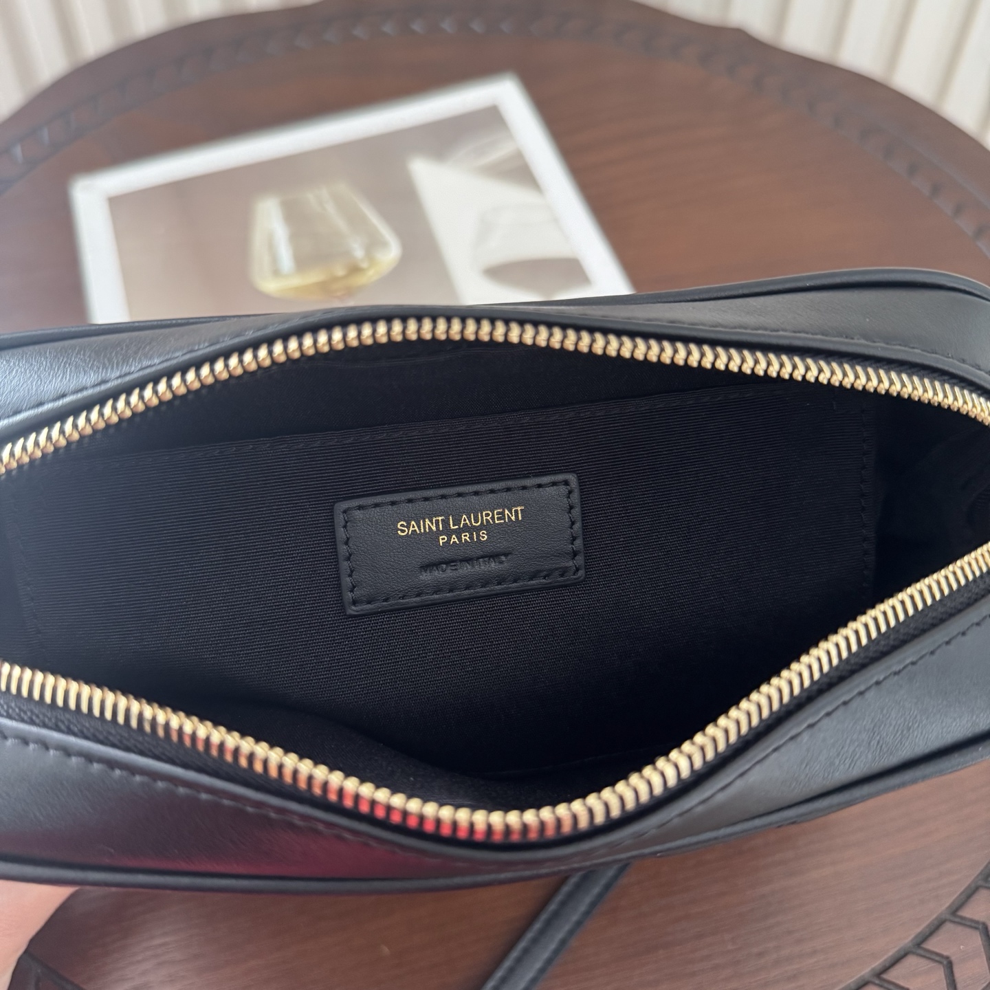 全套包装！LOU相机包，这款包包超级能装，足够空间存放物品，流苏的设计增加了包包的时尚感，肩带可以调节。