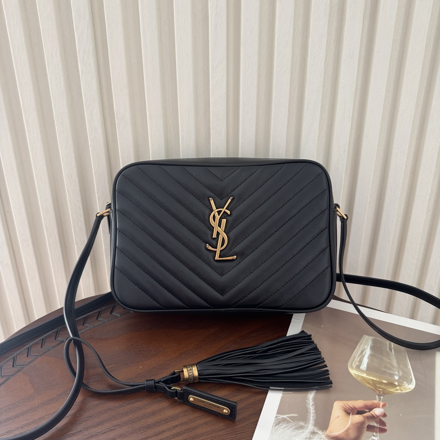 全套包装！LOU相机包，这款包包超级能装，足够空间存放物品，流苏的设计增加了包包的时尚感，肩带可以调节。