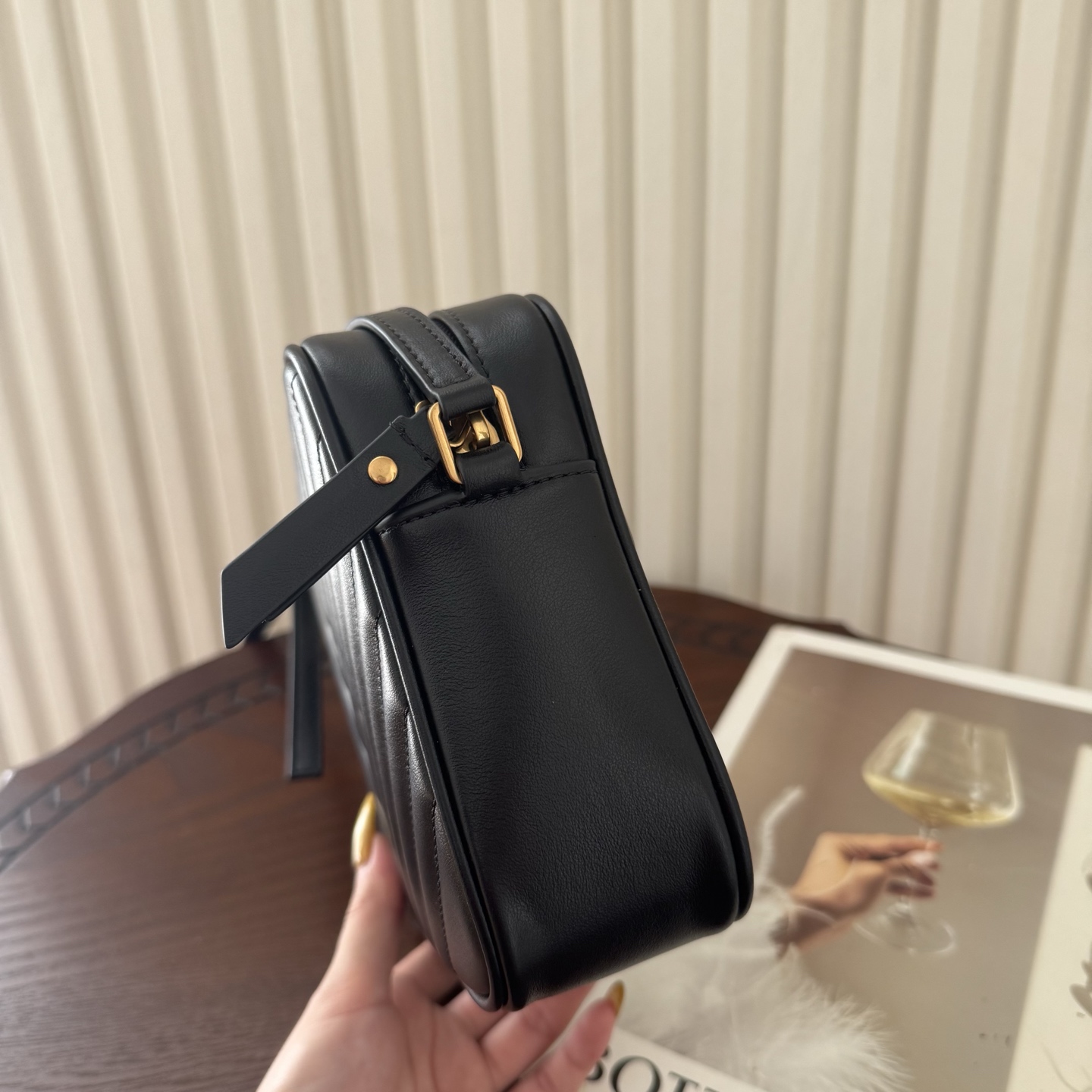 全套包装！LOU相机包，这款包包超级能装，足够空间存放物品，流苏的设计增加了包包的时尚感，肩带可以调节。