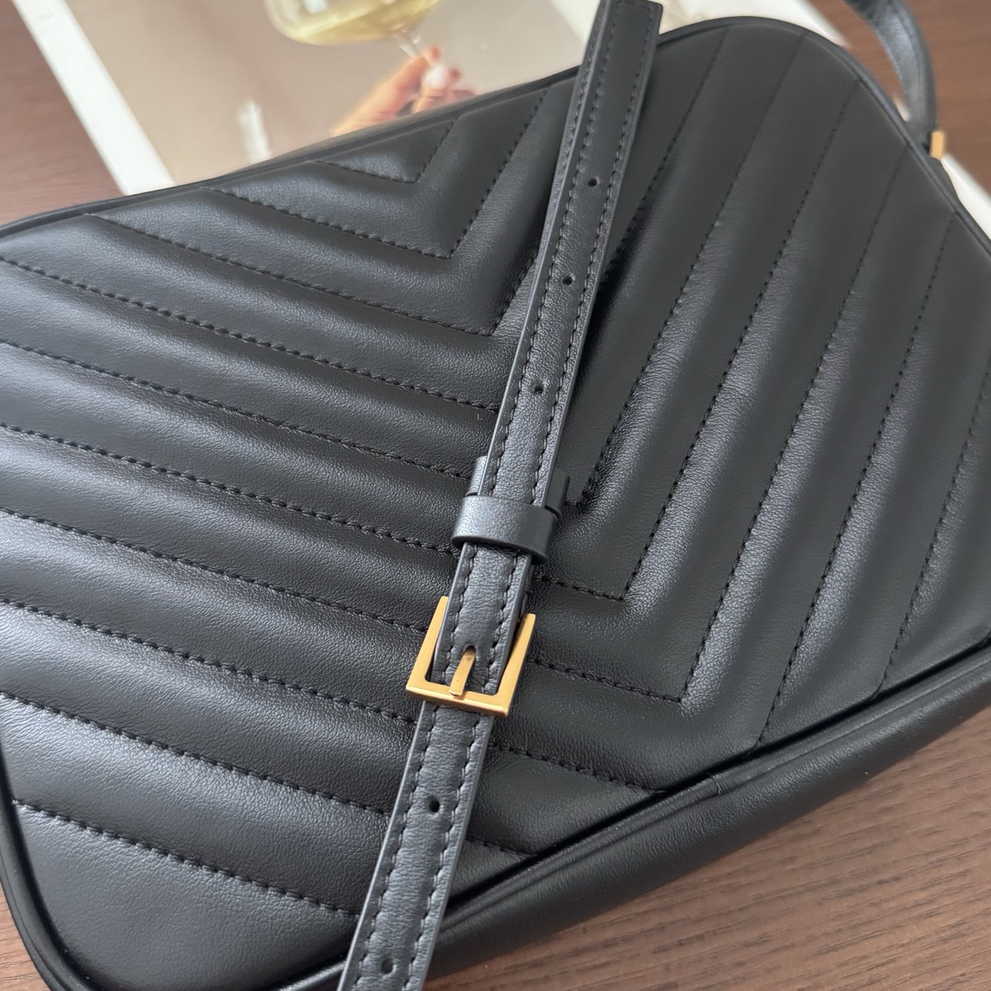 全套包装！LOU相机包，这款包包超级能装，足够空间存放物品，流苏的设计增加了包包的时尚感，肩带可以调节。