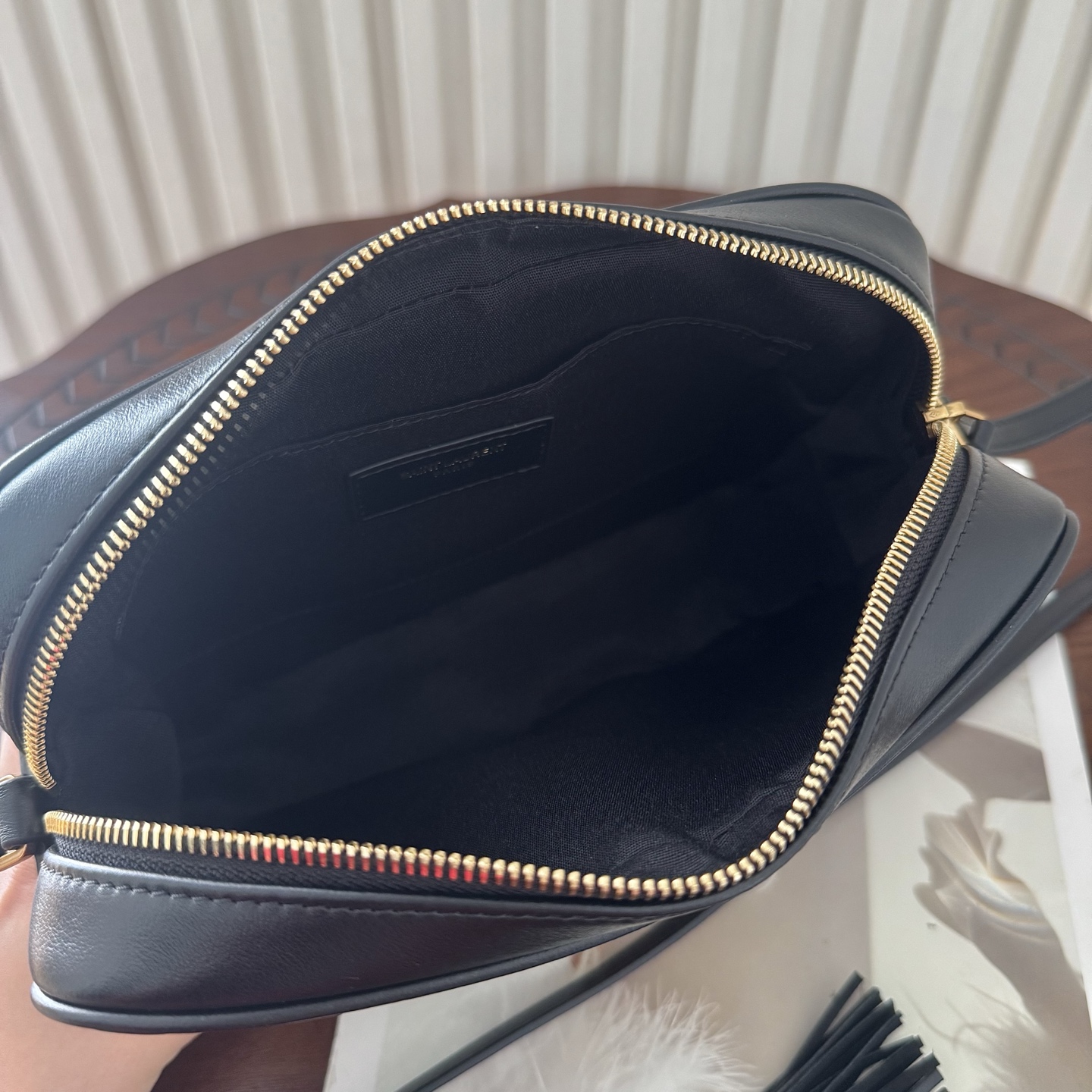 全套包装！LOU相机包，这款包包超级能装，足够空间存放物品，流苏的设计增加了包包的时尚感，肩带可以调节。