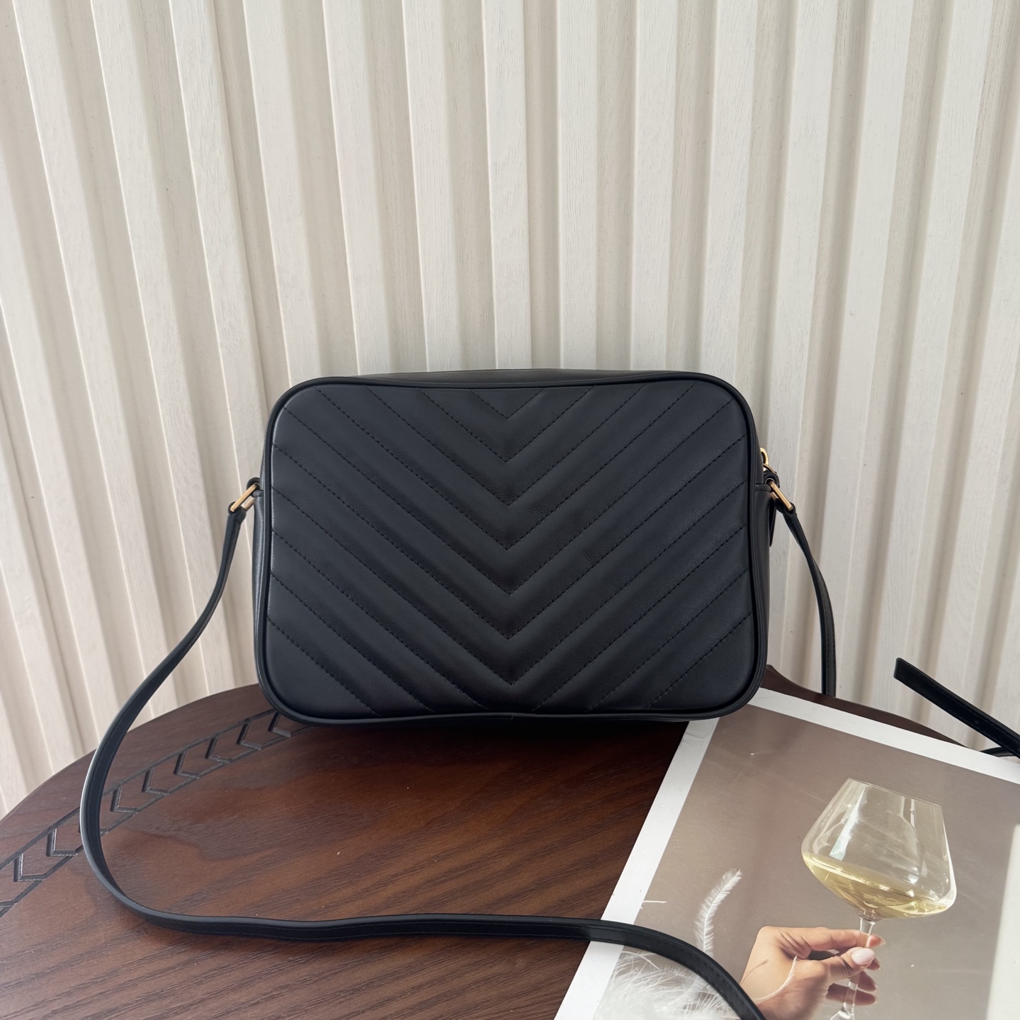 全套包装！LOU相机包，这款包包超级能装，足够空间存放物品，流苏的设计增加了包包的时尚感，肩带可以调节。