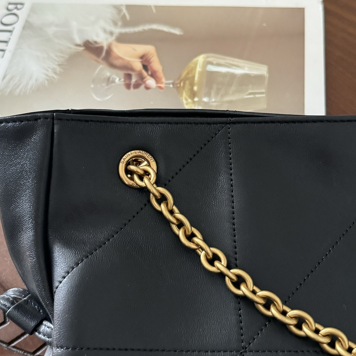 全套包装！Jamie 4.3托特包中号，小羊皮材质光泽感极好，柔软舒适。包包自重非常轻，抽绳的设计呈现出