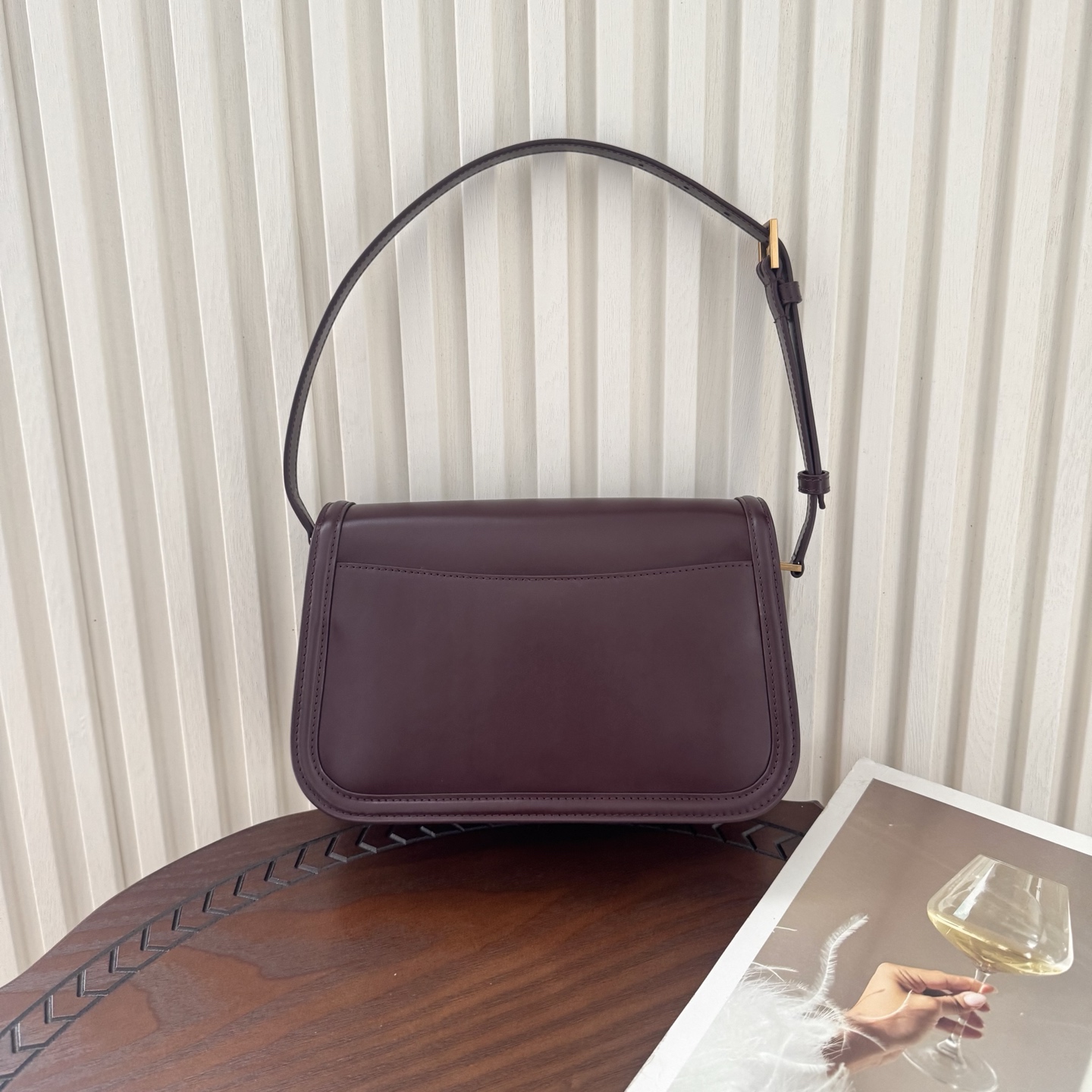 全套包装！Solferino腋下包，圆弧挺括的包型搭配经典的Cassandra logo，完成经典时尚的