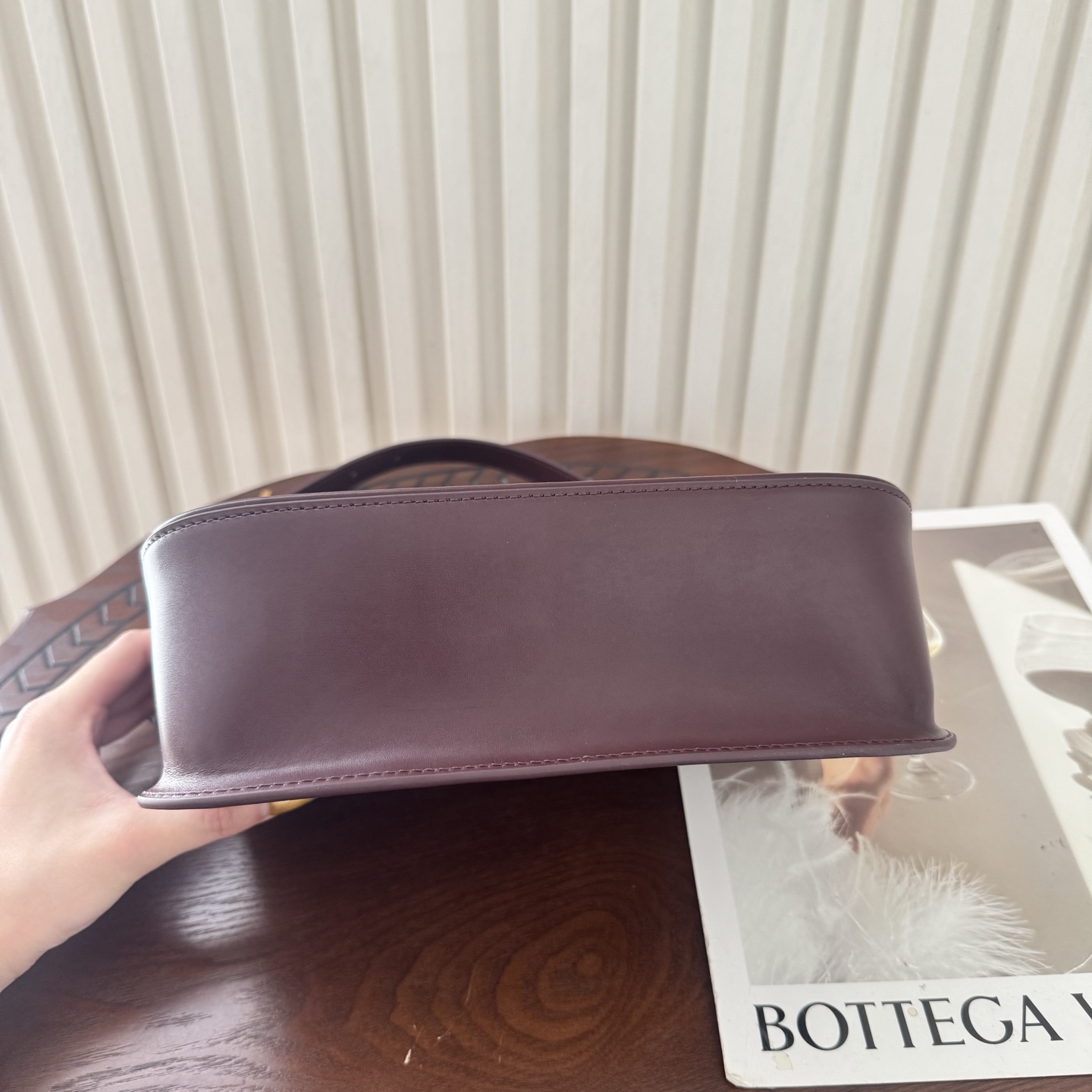 全套包装！Solferino腋下包，圆弧挺括的包型搭配经典的Cassandra logo，完成经典时尚的