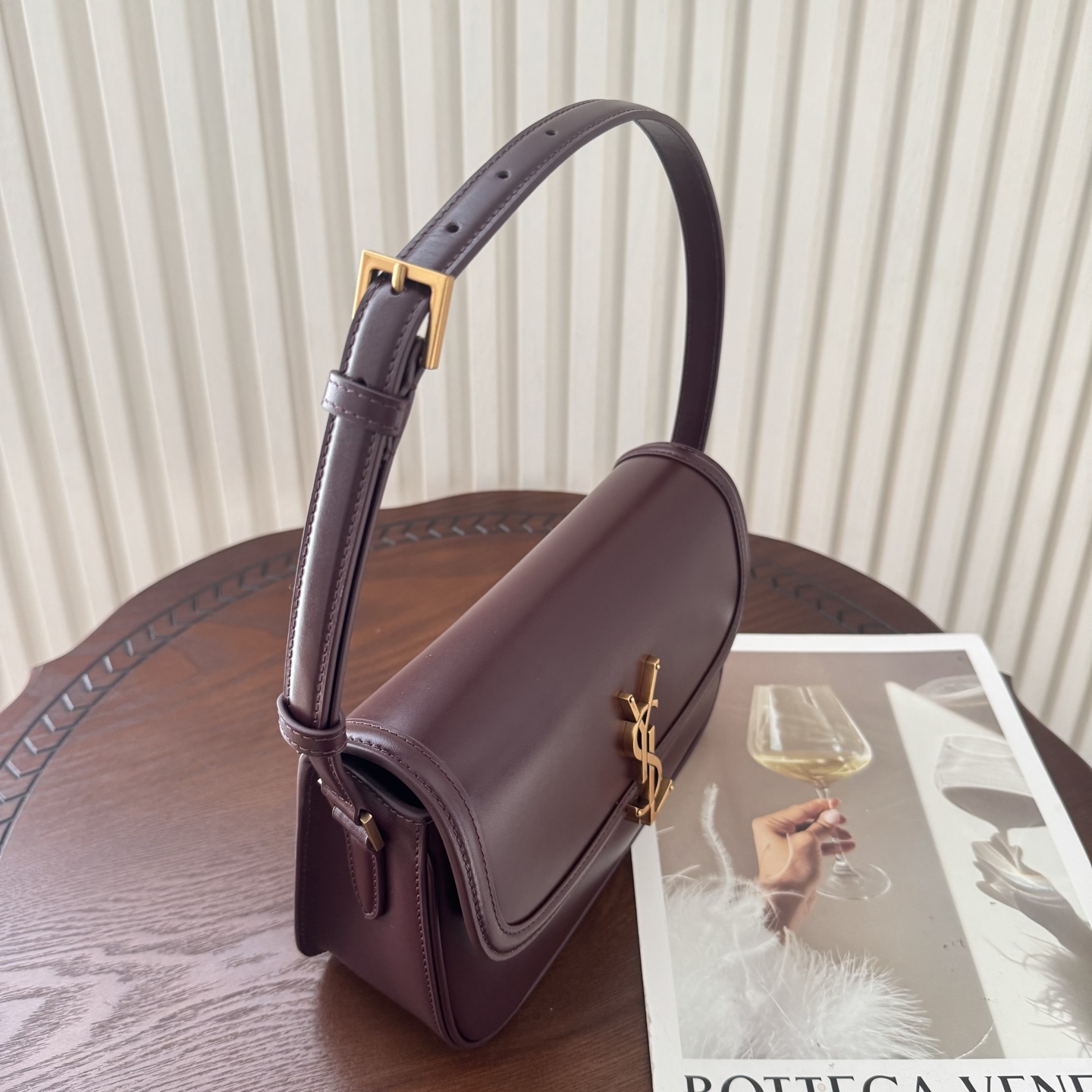 全套包装！Solferino腋下包，圆弧挺括的包型搭配经典的Cassandra logo，完成经典时尚的