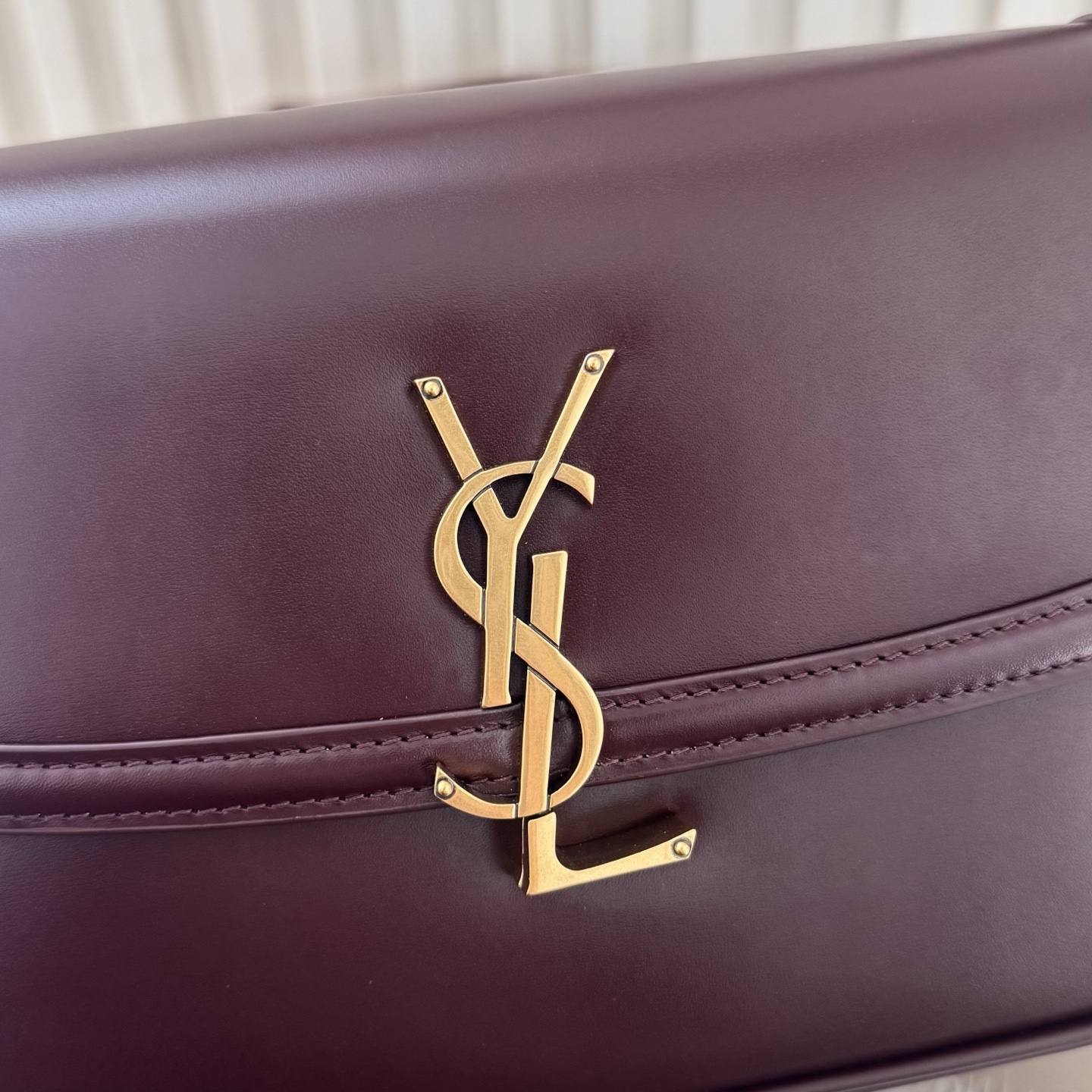 全套包装！Solferino腋下包，圆弧挺括的包型搭配经典的Cassandra logo，完成经典时尚的