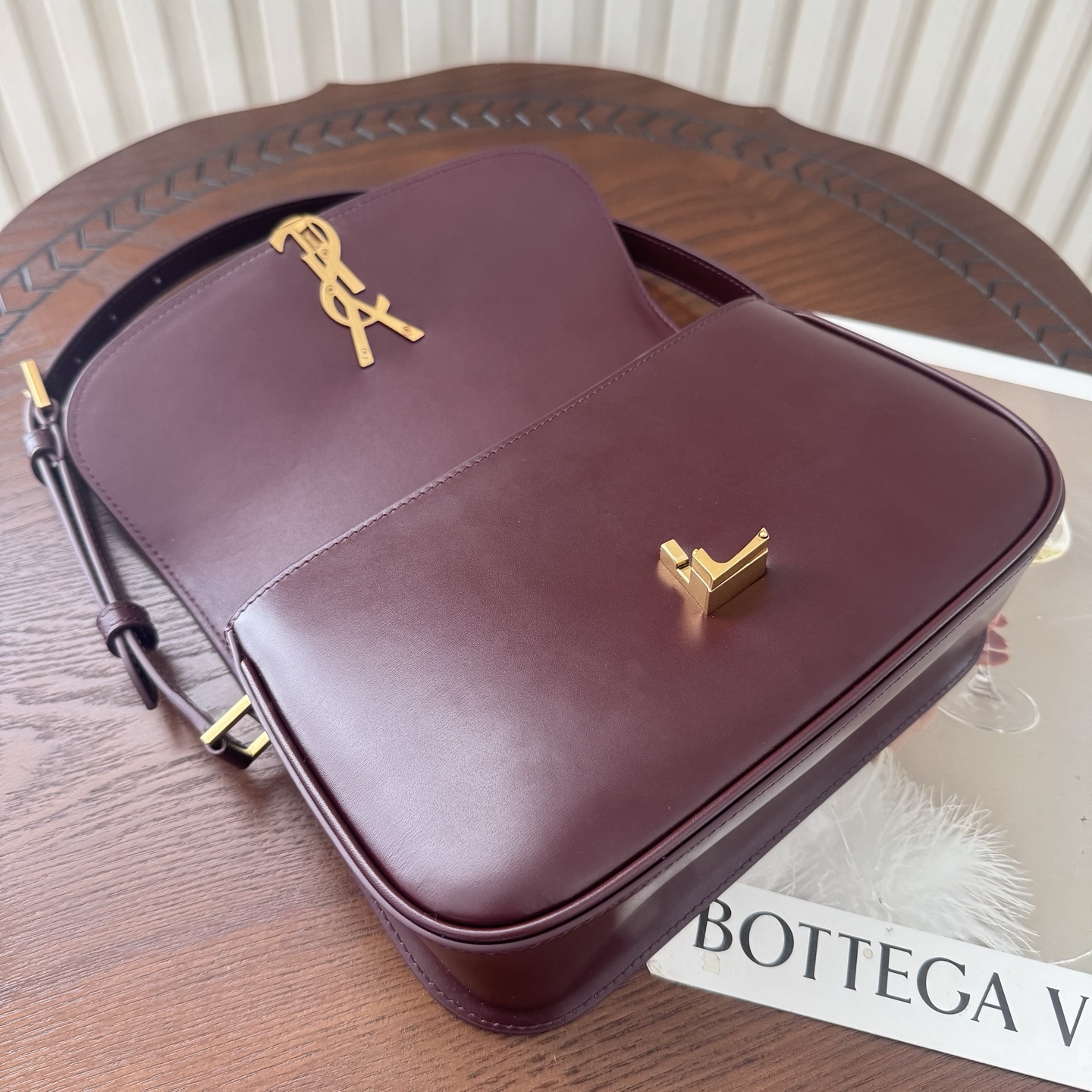 全套包装！Solferino腋下包，圆弧挺括的包型搭配经典的Cassandra logo，完成经典时尚的