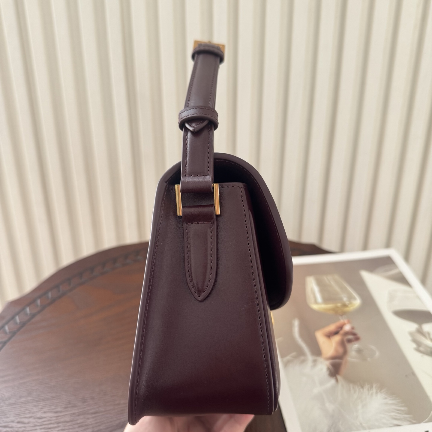 全套包装！Solferino腋下包，圆弧挺括的包型搭配经典的Cassandra logo，完成经典时尚的