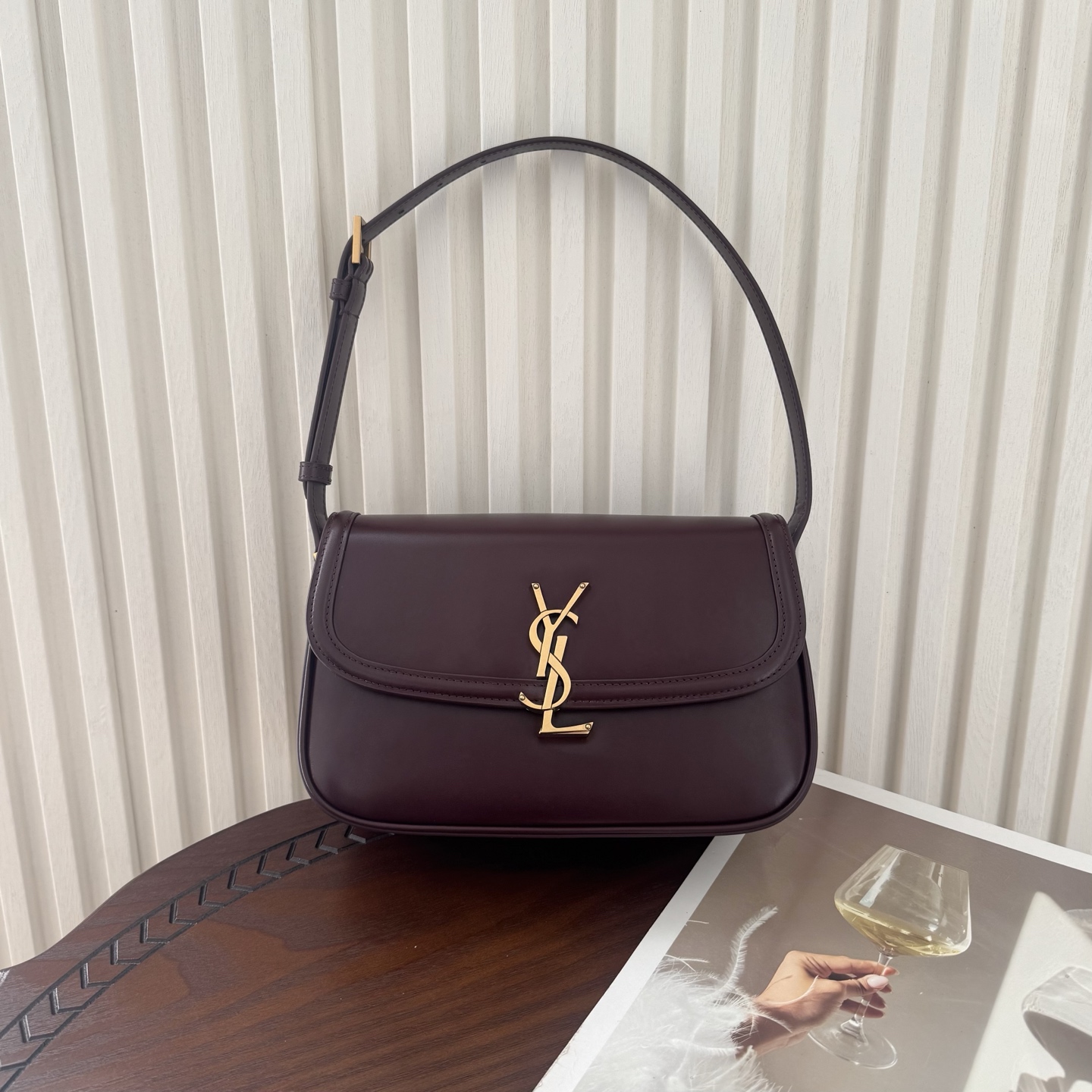 全套包装！Solferino腋下包，圆弧挺括的包型搭配经典的Cassandra logo，完成经典时尚的