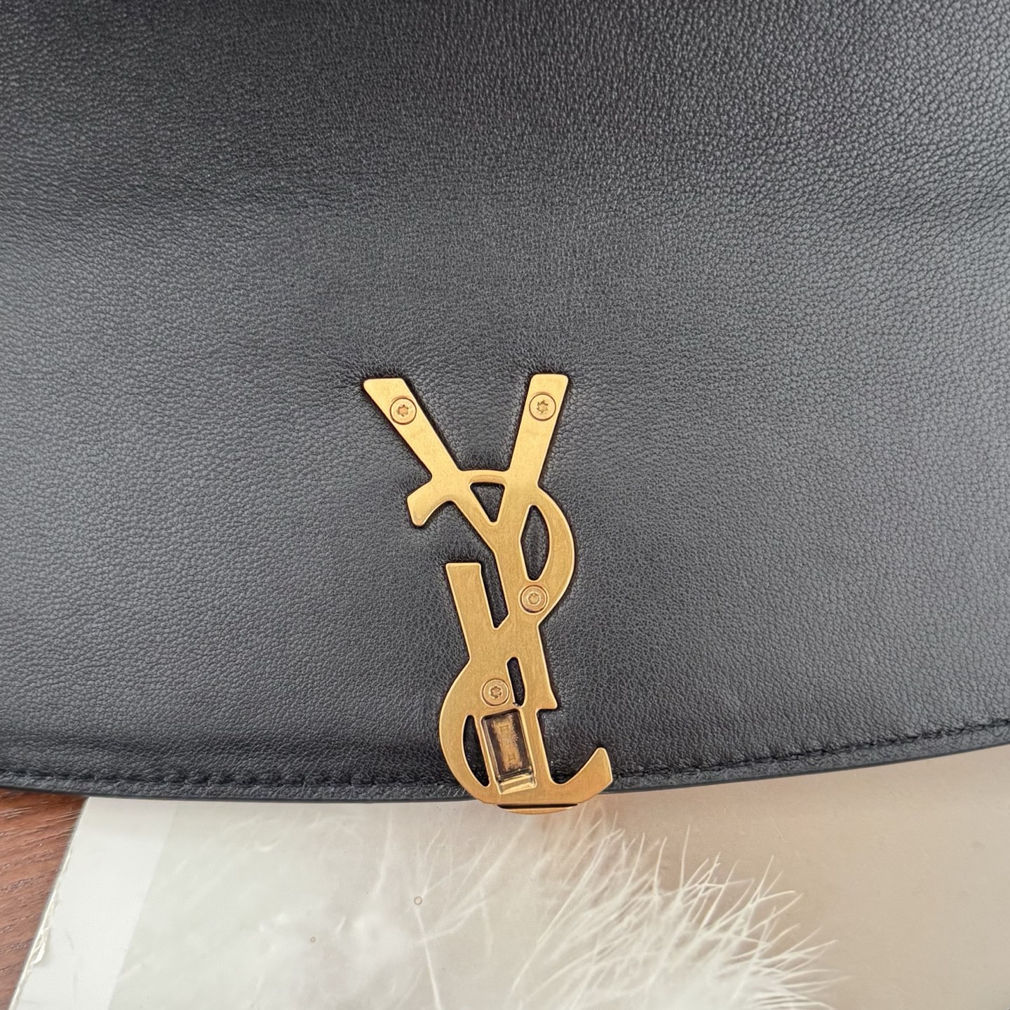 全套包装！Solferino腋下包，圆弧挺括的包型搭配经典的Cassandra logo，完成经典时尚的