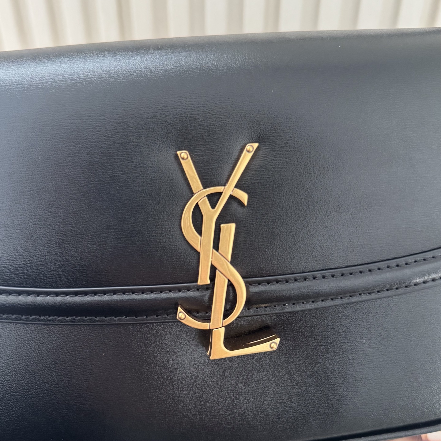 全套包装！Solferino腋下包，圆弧挺括的包型搭配经典的Cassandra logo，完成经典时尚的