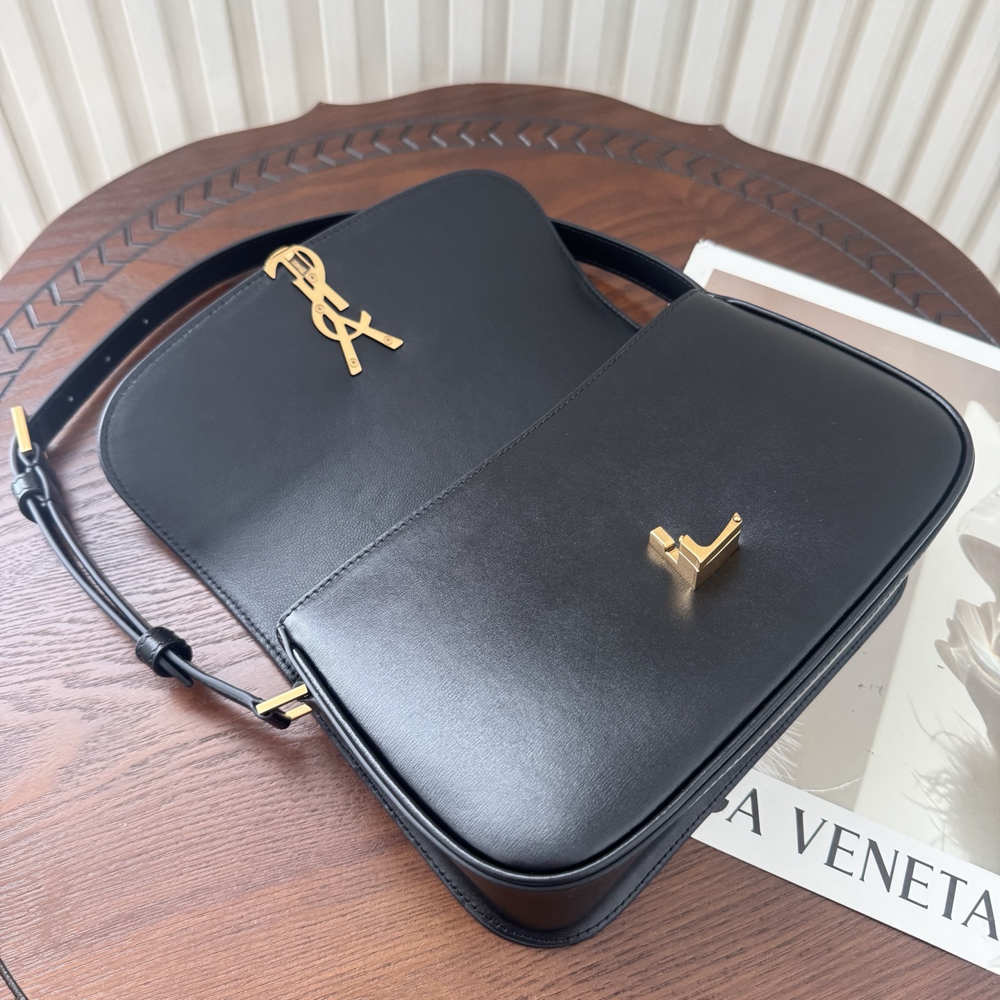 全套包装！Solferino腋下包，圆弧挺括的包型搭配经典的Cassandra logo，完成经典时尚的