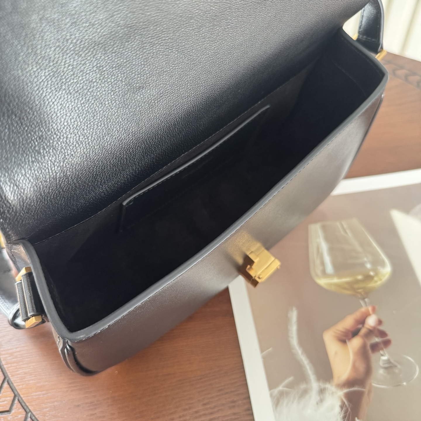 全套包装！Solferino腋下包，圆弧挺括的包型搭配经典的Cassandra logo，完成经典时尚的