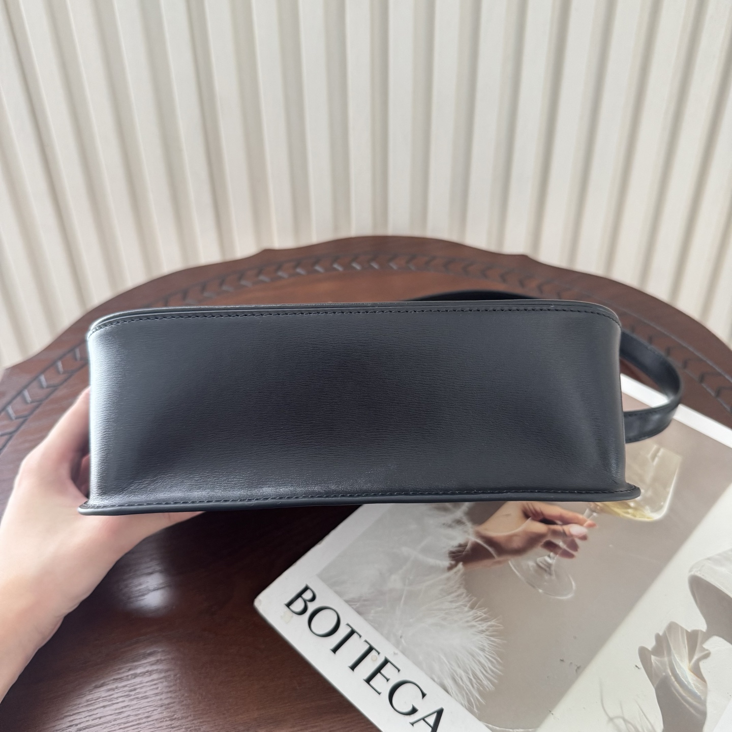 全套包装！Solferino腋下包，圆弧挺括的包型搭配经典的Cassandra logo，完成经典时尚的