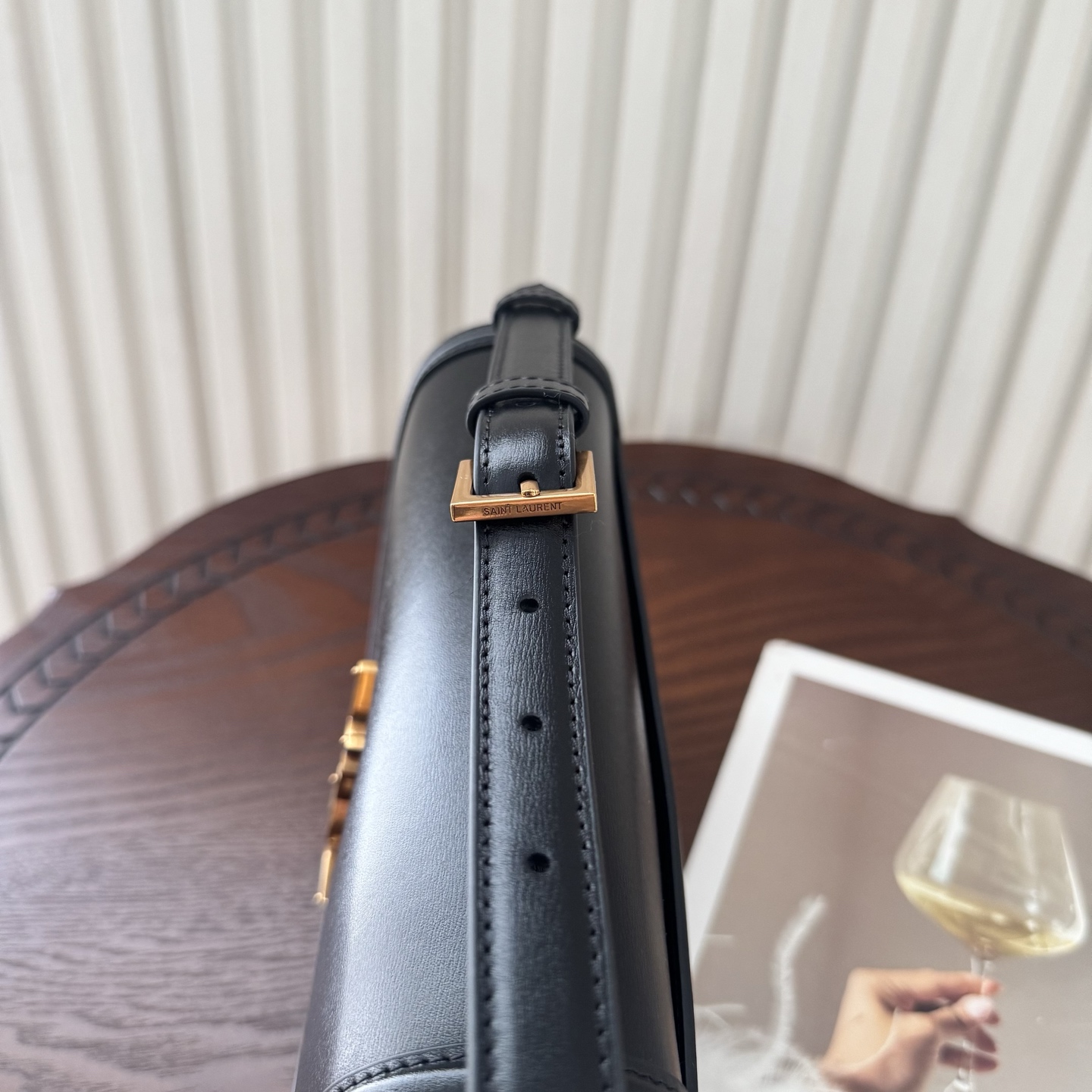 全套包装！Solferino腋下包，圆弧挺括的包型搭配经典的Cassandra logo，完成经典时尚的