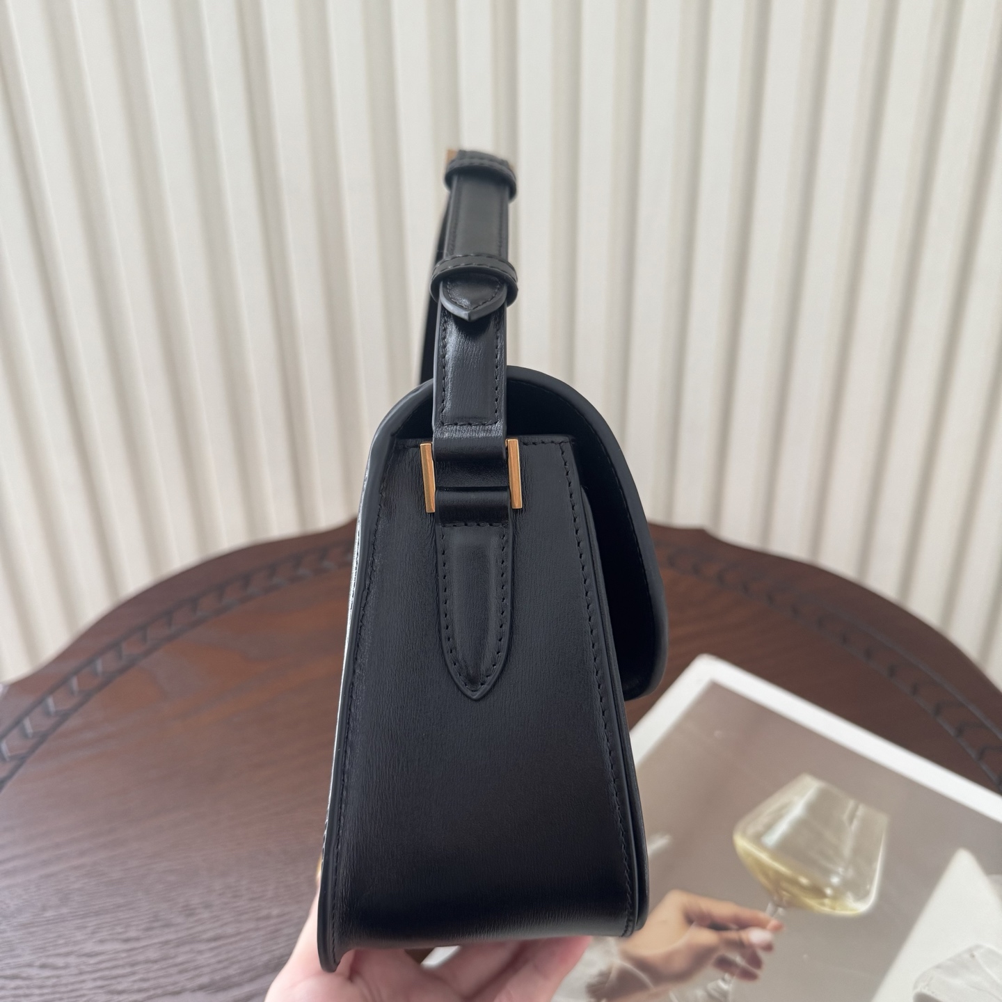 全套包装！Solferino腋下包，圆弧挺括的包型搭配经典的Cassandra logo，完成经典时尚的