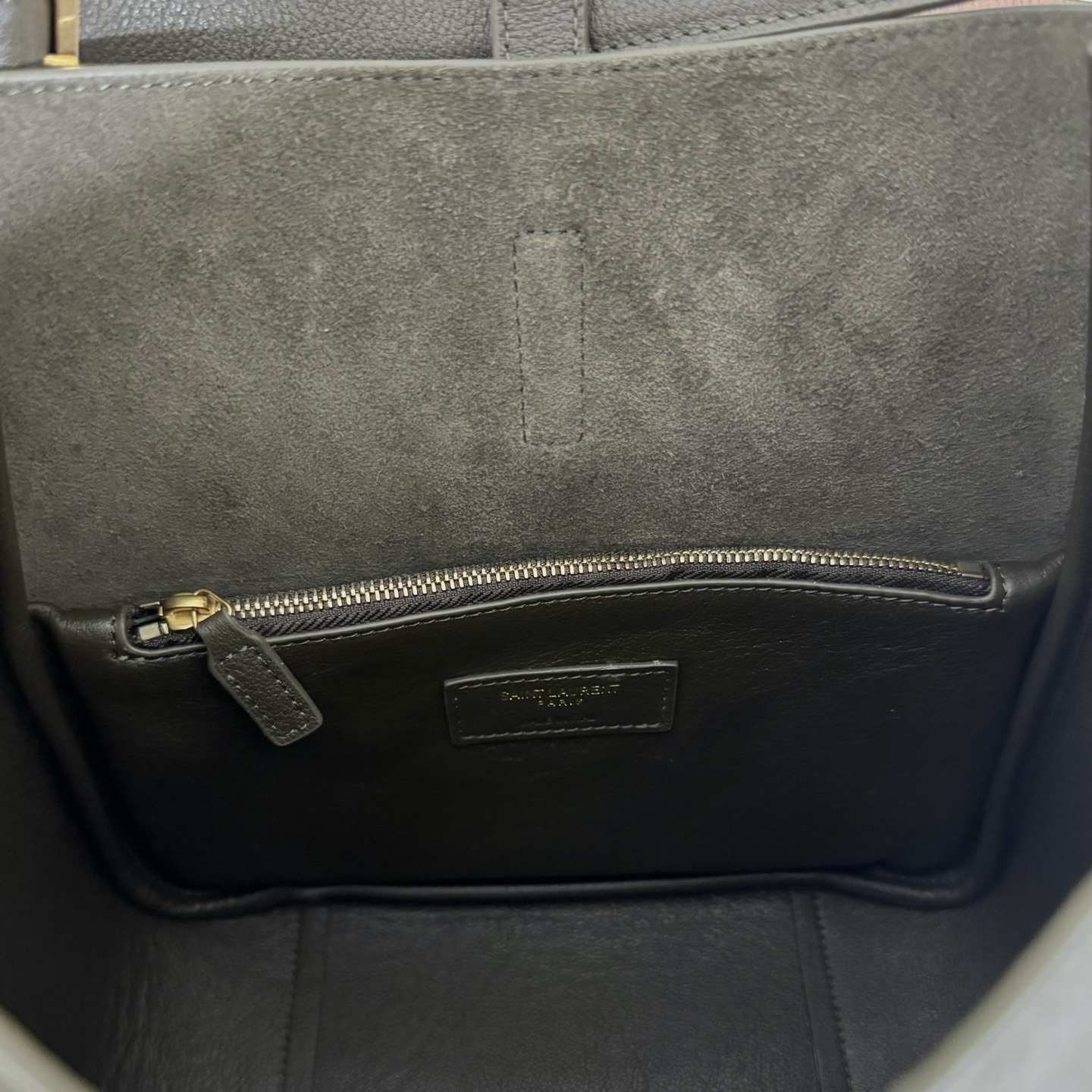 全套包装！LE 5À7 HOBO腋下包，简约风格设计，原厂牛皮材质，包身软塌塌的，很随性。容量巨大无底洞