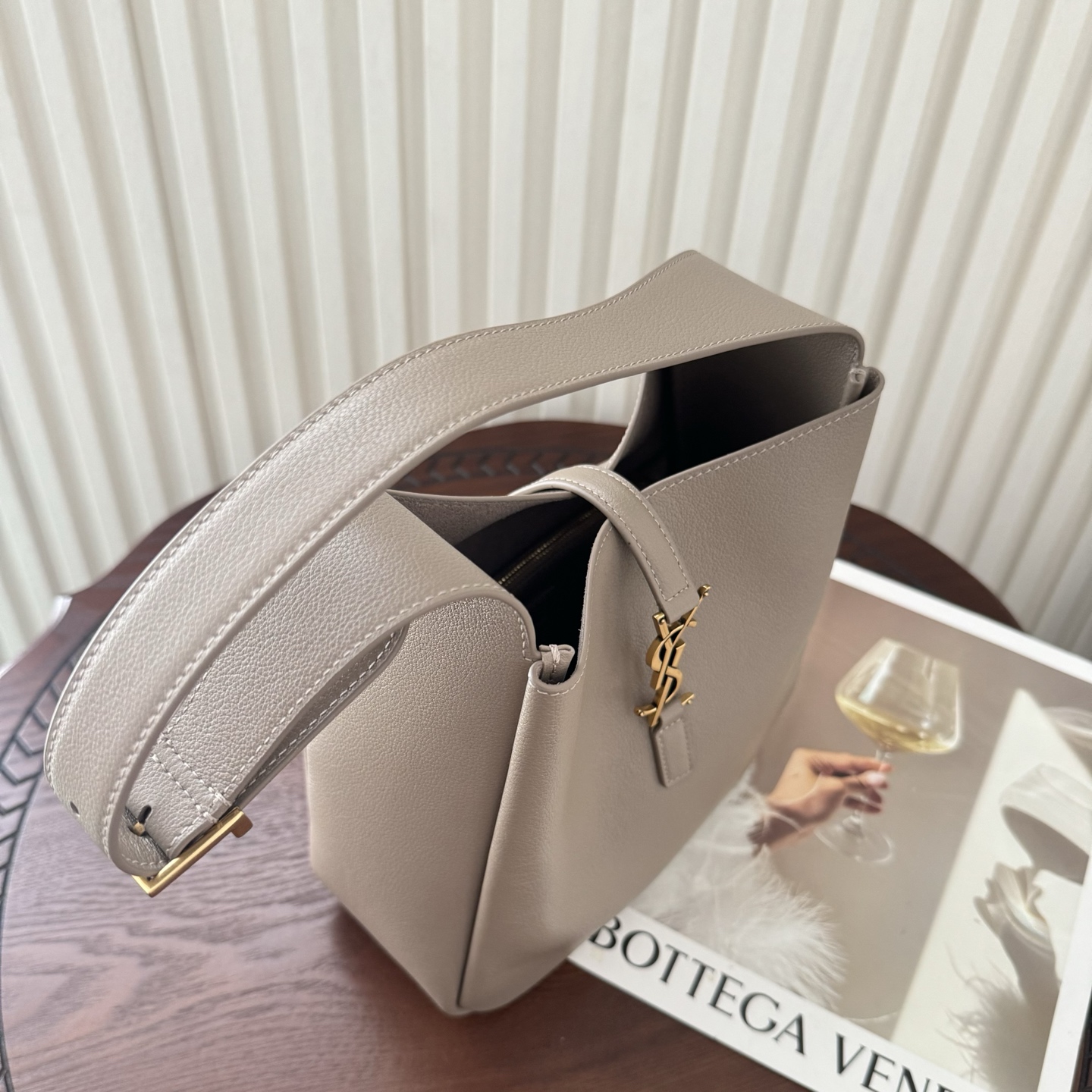 全套包装！LE 5À7 HOBO腋下包，简约风格设计，原厂牛皮材质，包身软塌塌的，很随性。容量巨大无底洞