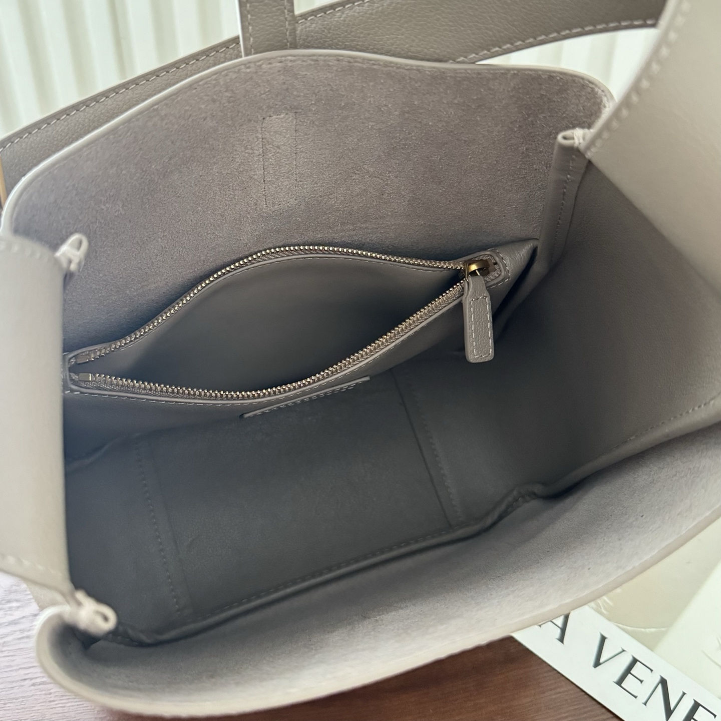 全套包装！LE 5À7 HOBO腋下包，简约风格设计，原厂牛皮材质，包身软塌塌的，很随性。容量巨大无底洞