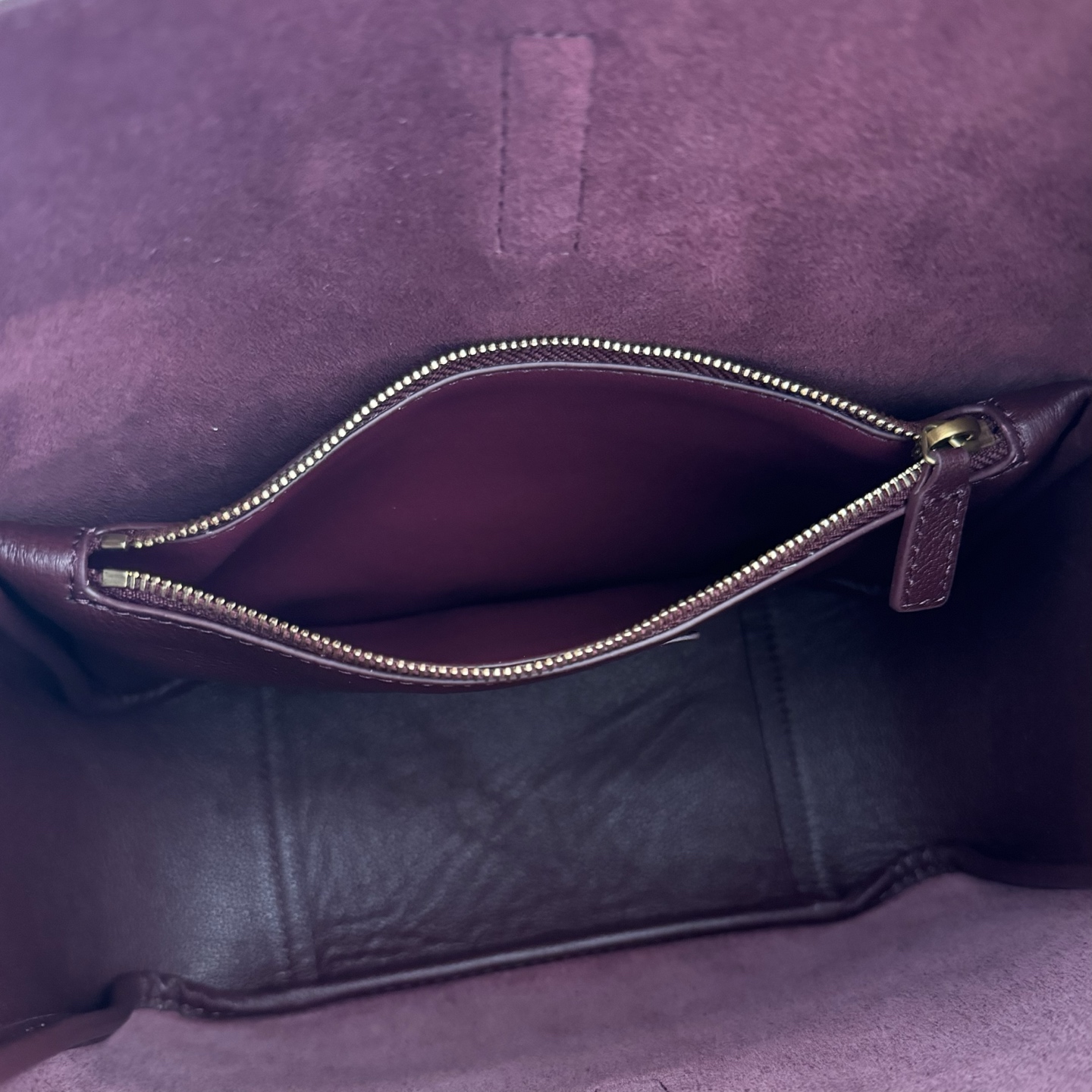 全套包装！LE 5À7 HOBO腋下包，简约风格设计，原厂牛皮材质，包身软塌塌的，很随性。容量巨大无底洞