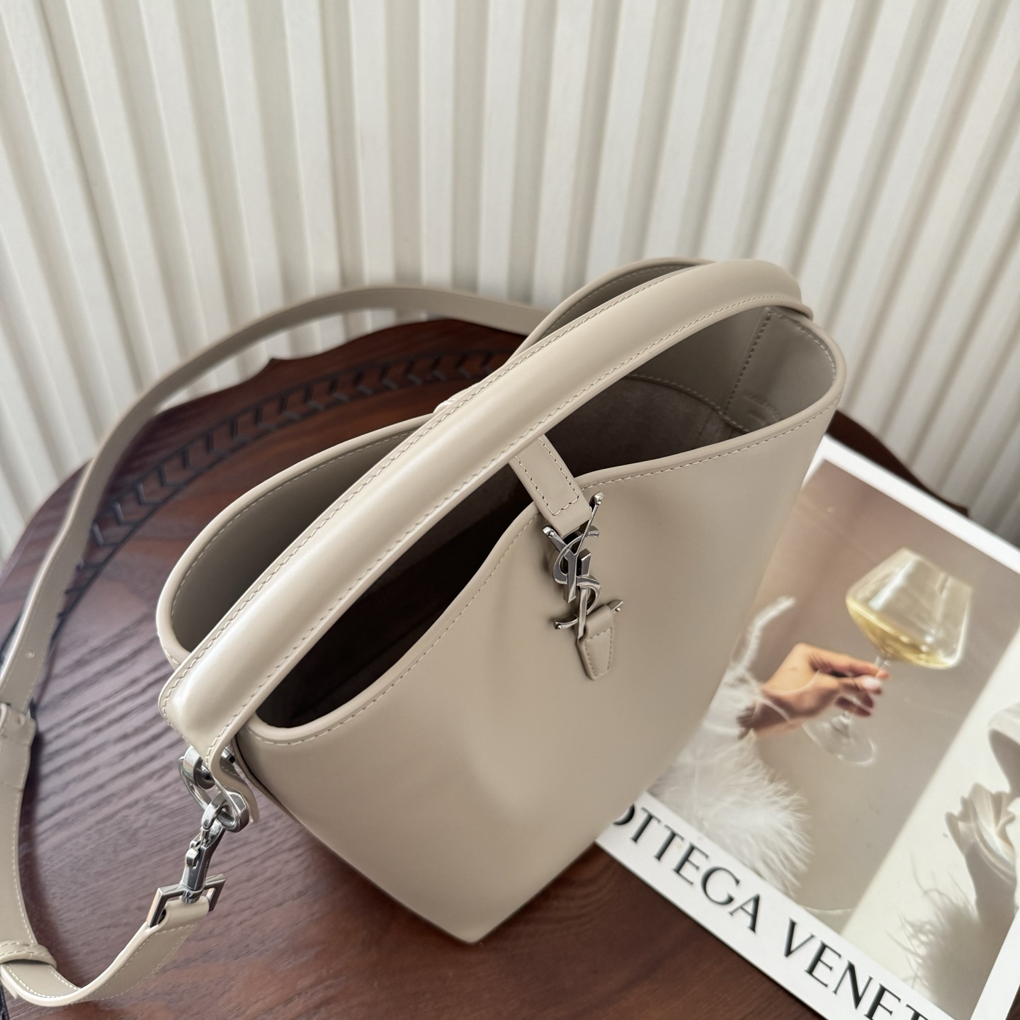 全套包装！LE 37小号水桶包，硬挺有型。整个包身用高级质感的小牛皮材质，风格依旧是Y家简单又自带酷飒的