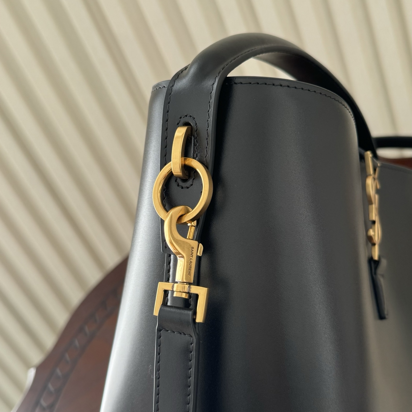 全套包装！LE 37小号水桶包，硬挺有型。整个包身用高级质感的小牛皮材质，风格依旧是Y家简单又自带酷飒的