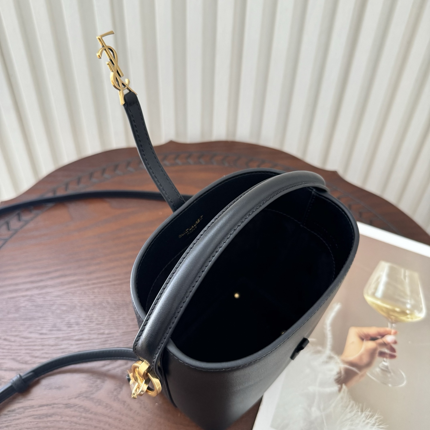 全套包装！LE 37迷你水桶包，硬挺有型。整个包身用高级质感的小牛皮材质，风格依旧是Y家简单又自带酷飒的