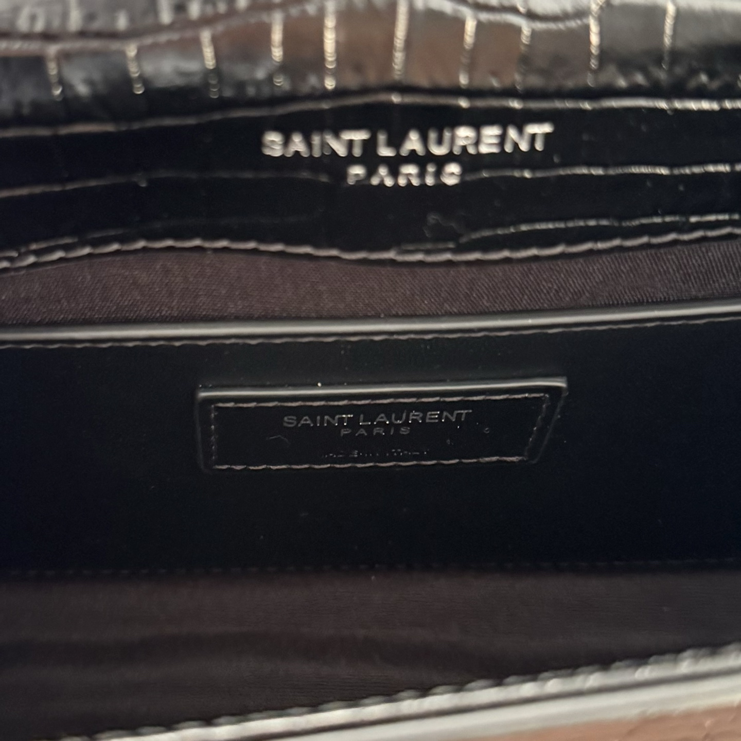 全套包装！kate小号小鳄鱼纹流苏包，经典的款式搭配牛皮压鳄鱼纹，非常亮眼。流苏的设计给这款包包增加了柔