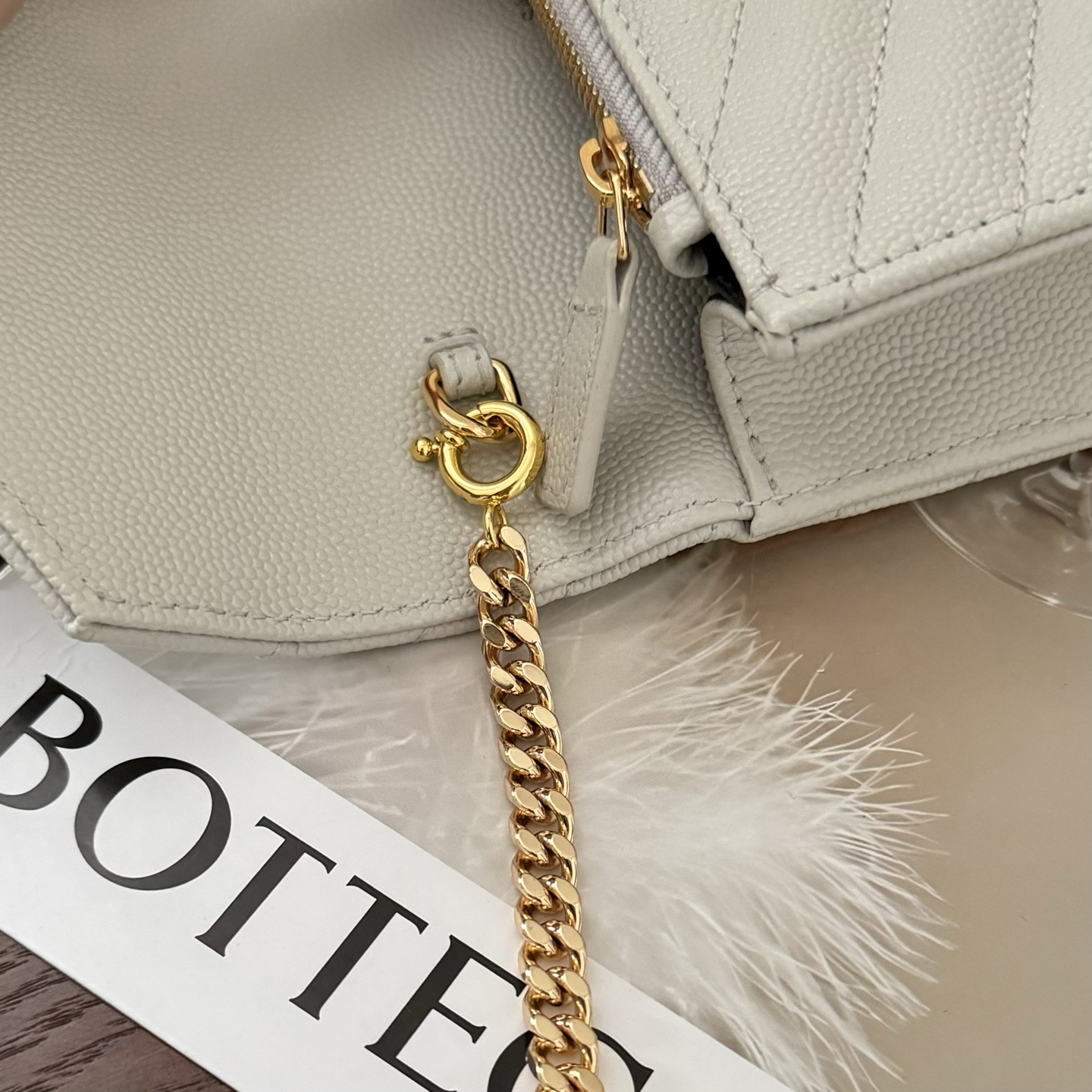 全套包装！Monogram鱼子酱信封包，超级实用的一款小包，肩带可拆掉直接当手包用，时尚百搭款！尺寸:1