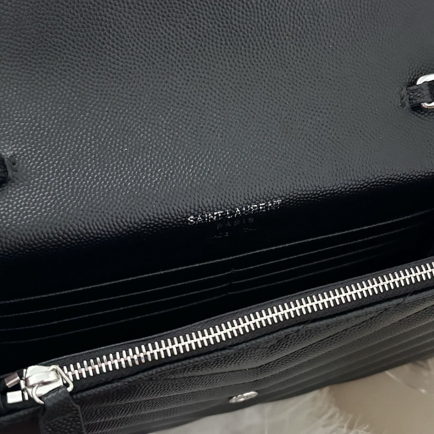 全套包装！Monogram鱼子酱信封包，超级实用的一款小包，肩带可拆掉直接当手包用，时尚百搭款！尺寸:1