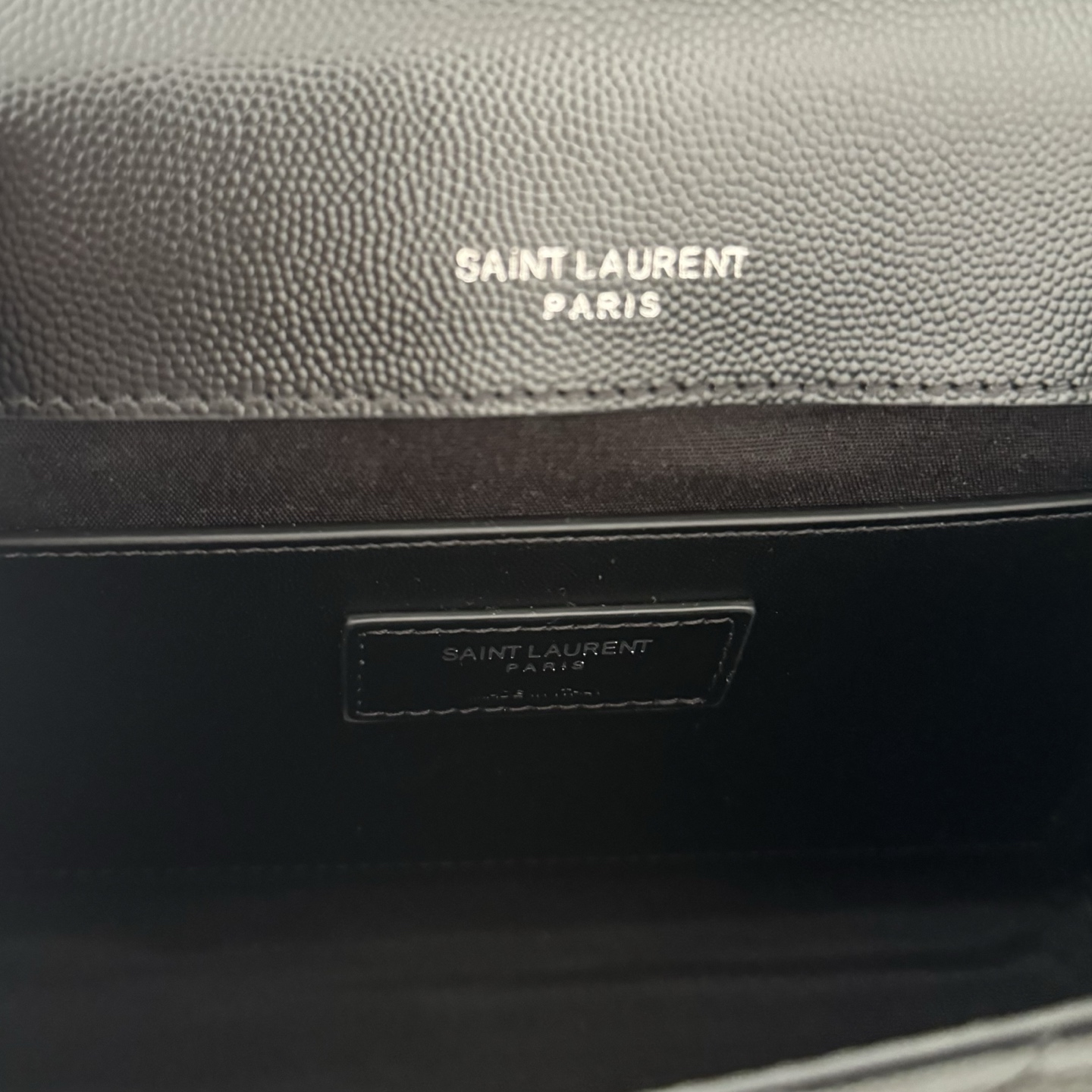 全套包装！ENVELOPPE中号信封包，经典就是永恒，采用鱼子酱牛皮非常耐磨，V形纹和菱形纹混合绗缝包缝