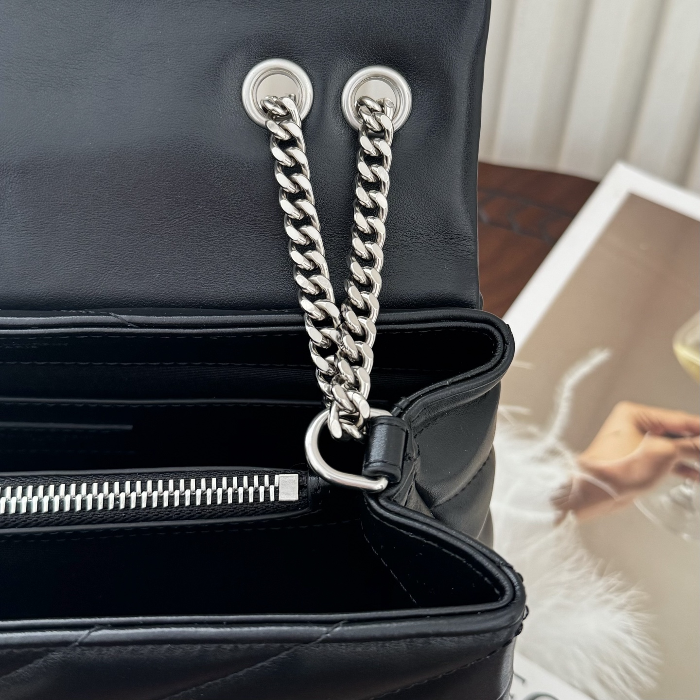 全套包装！LouLou小号Y字形拼接牛皮邮差包，包型饱满细腻有立体感，休闲时尚搭配尽显高端大气，内里分布