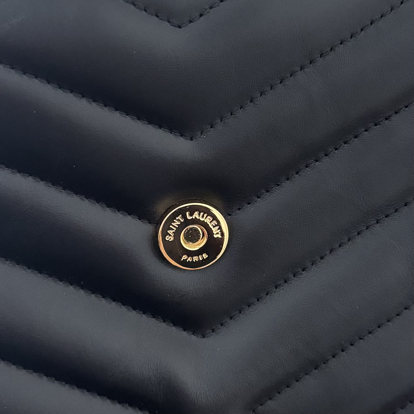 全套包装！LouLou小号Y字形拼接牛皮邮差包，包型饱满细腻有立体感，休闲时尚搭配尽显高端大气，内里分布