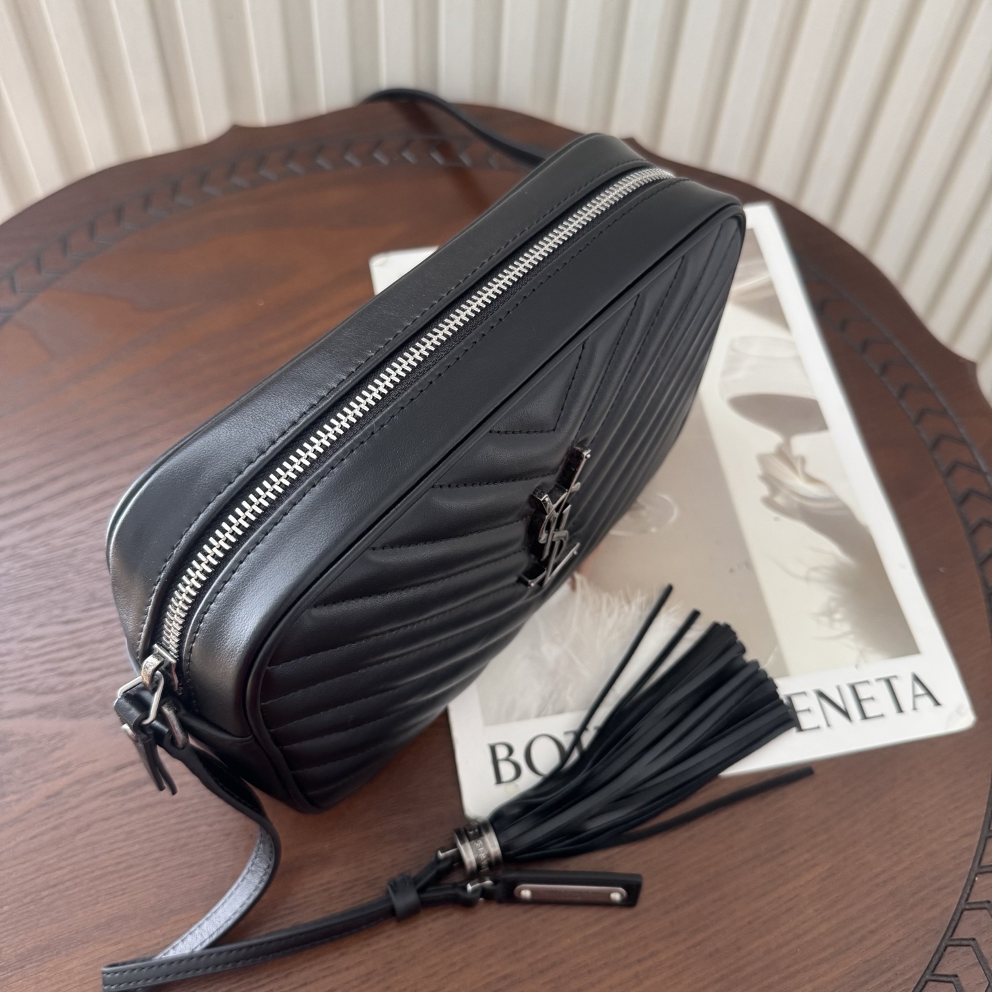 全套包装！LOU相机包，这款包包超级能装，足够空间存放物品，流苏的设计增加了包包的时尚感，肩带可以调节。