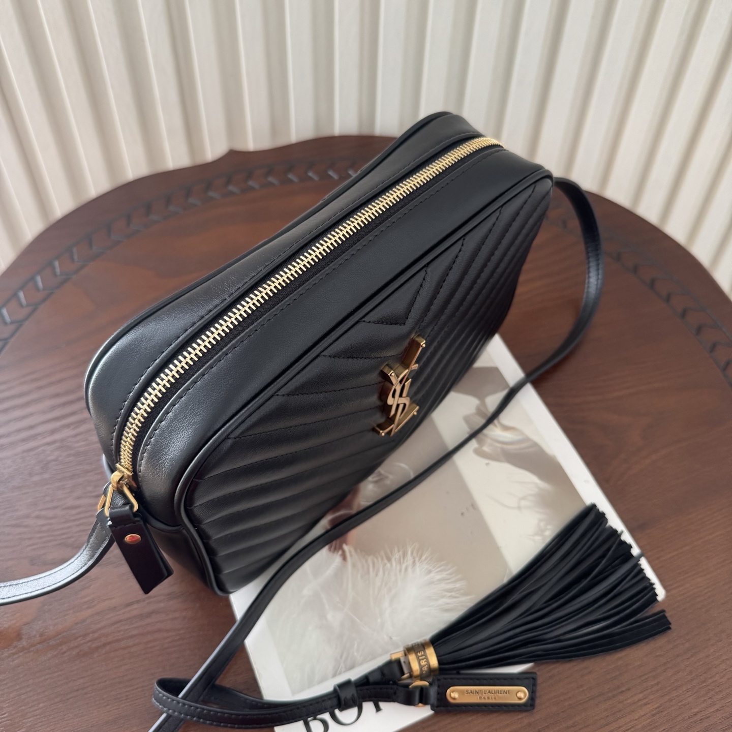 全套包装！LOU相机包，这款包包超级能装，足够空间存放物品，流苏的设计增加了包包的时尚感，肩带可以调节。