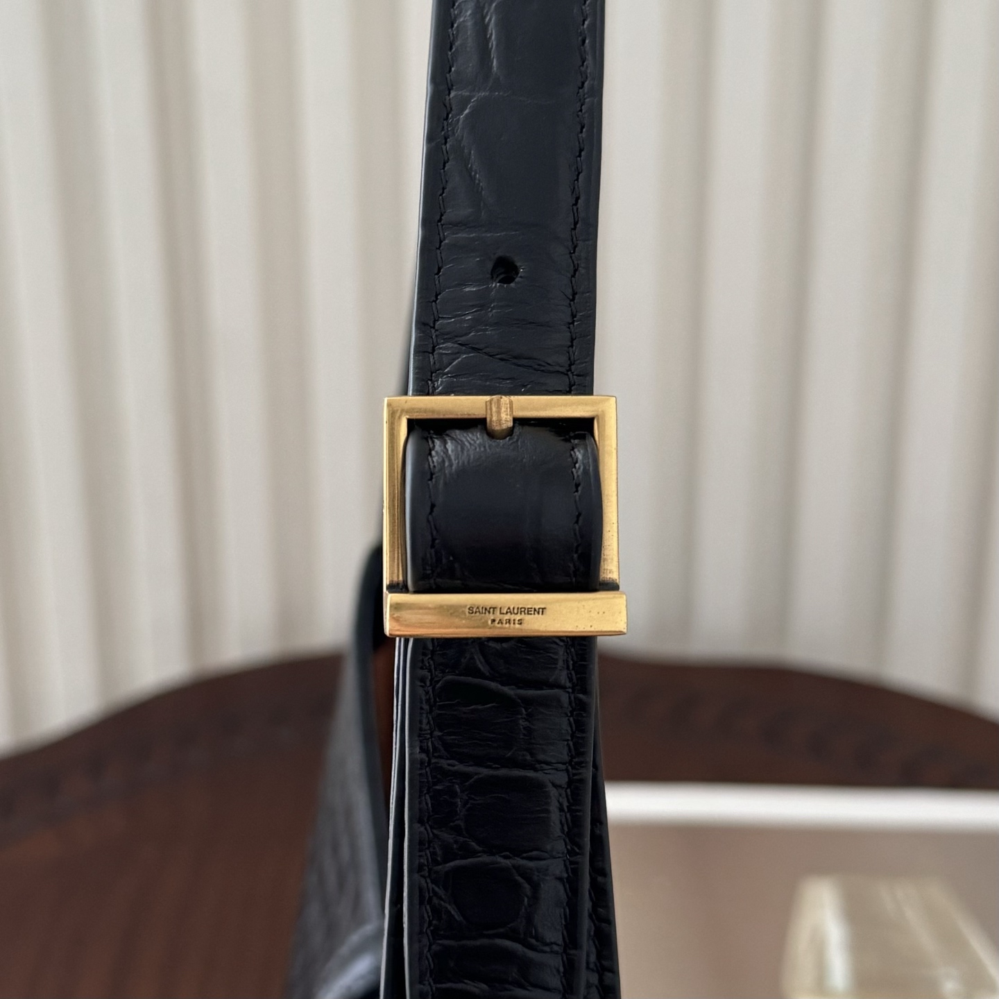 全套包装！原厂LE 5À7鳄鱼纹马鞍腋下包，包身轻盈，设计极简，搭配品牌logo钩扣开合设计，低调又不失