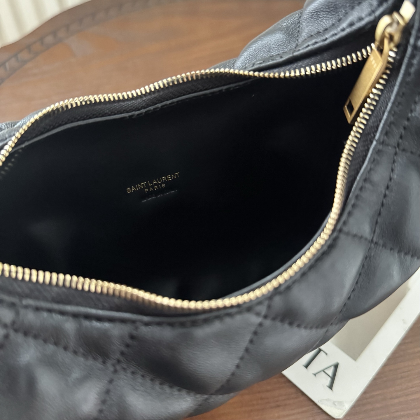 全套包装！ICARE系列，Icare baby优雅手提包，独特的造型闪亮登场，羊皮菱格随性高级。标志性的